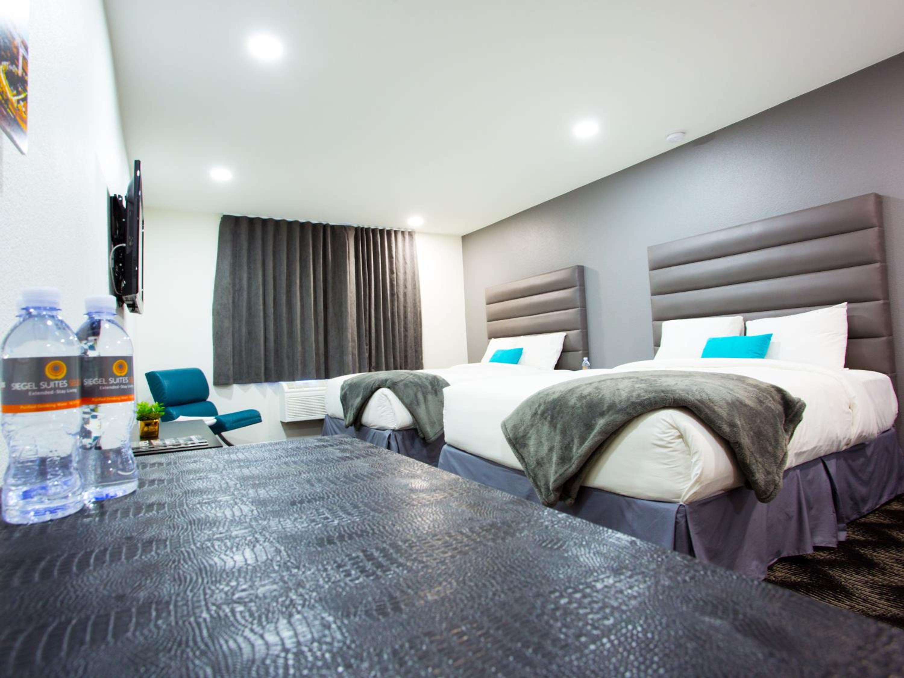 Standard Queen Room with Two Queen Beds - Photo 6