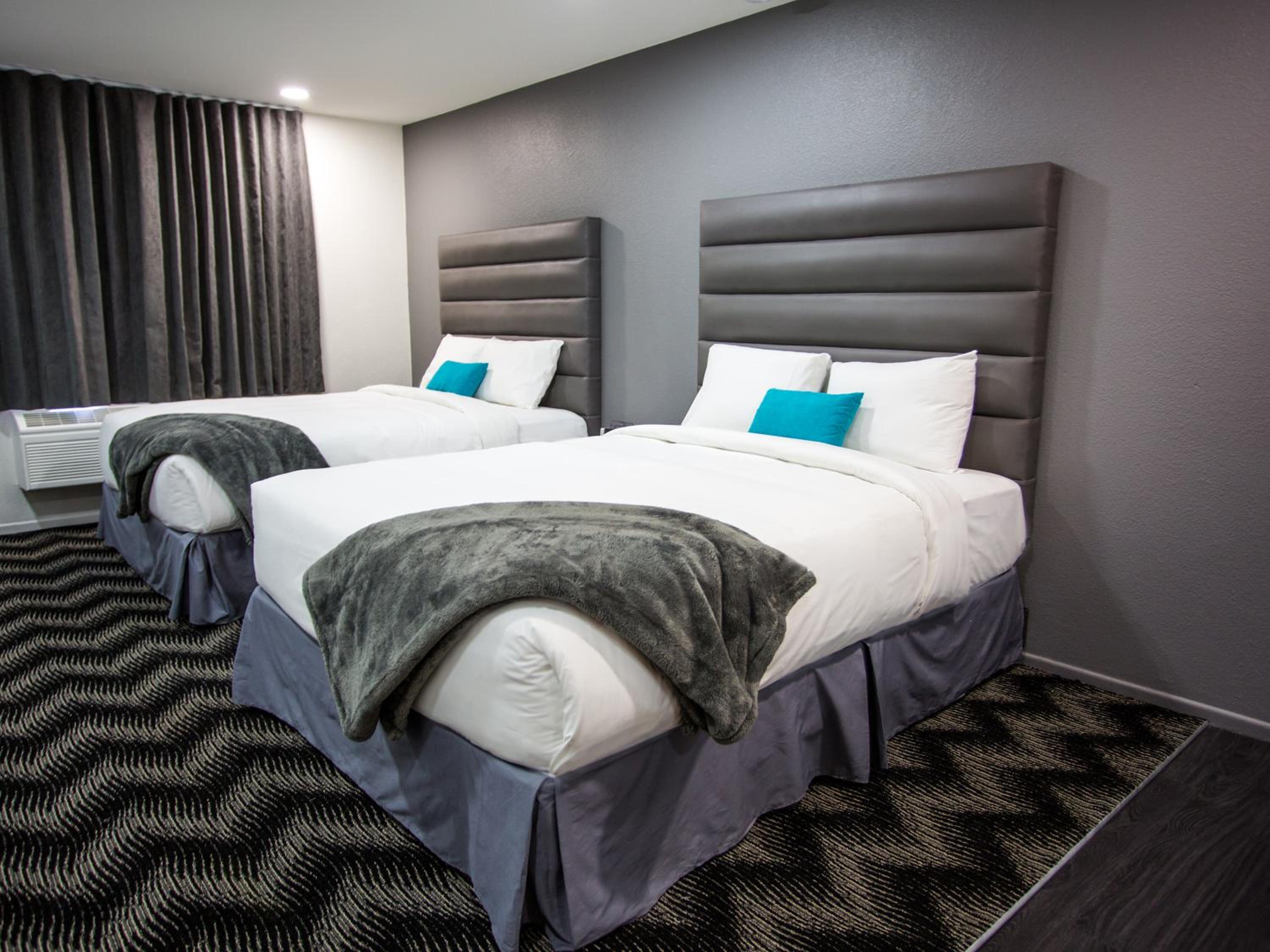 Standard Queen Room with Two Queen Beds - Photo 4