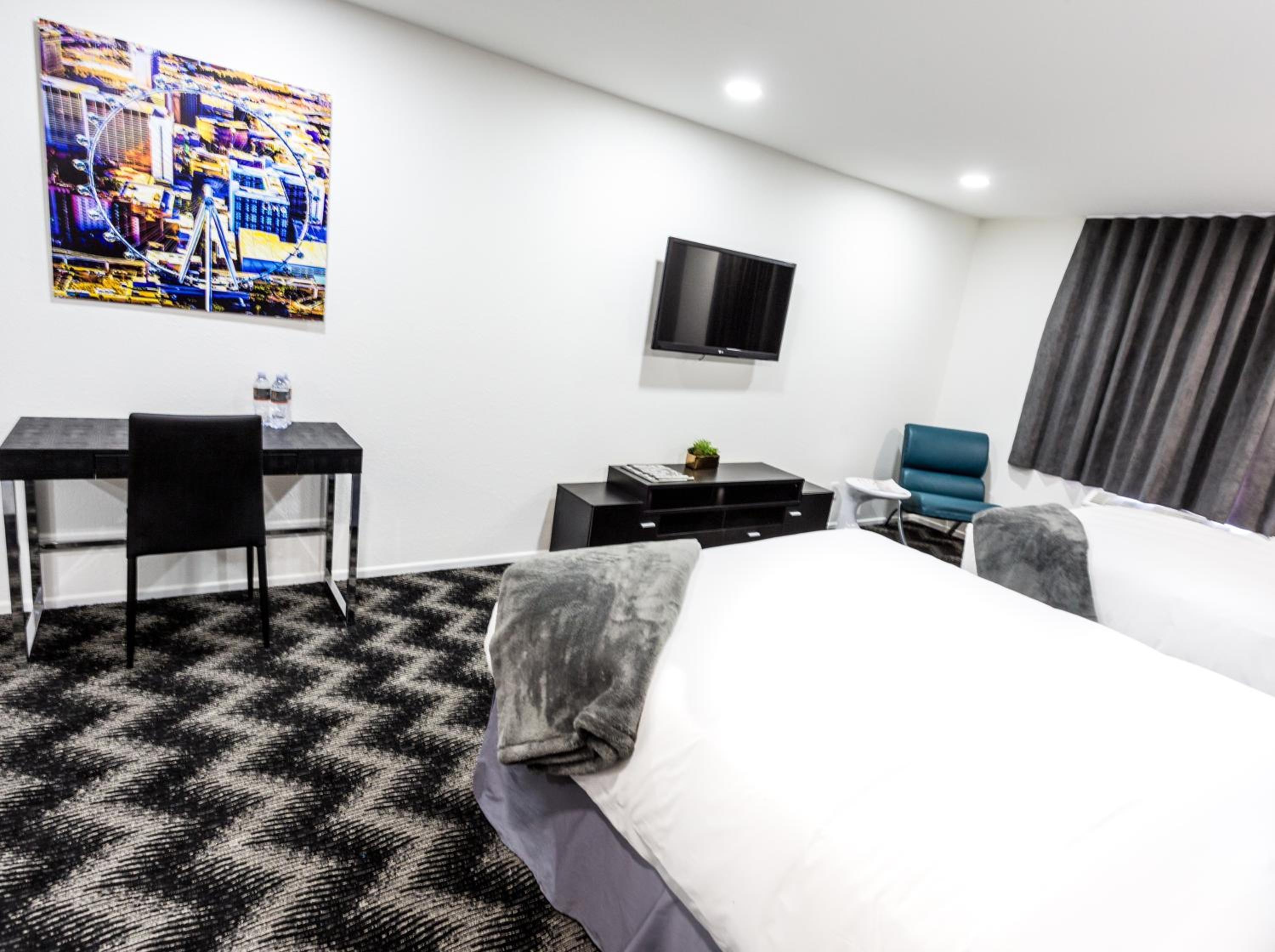 Standard Queen Room with Two Queen Beds - Photo 3