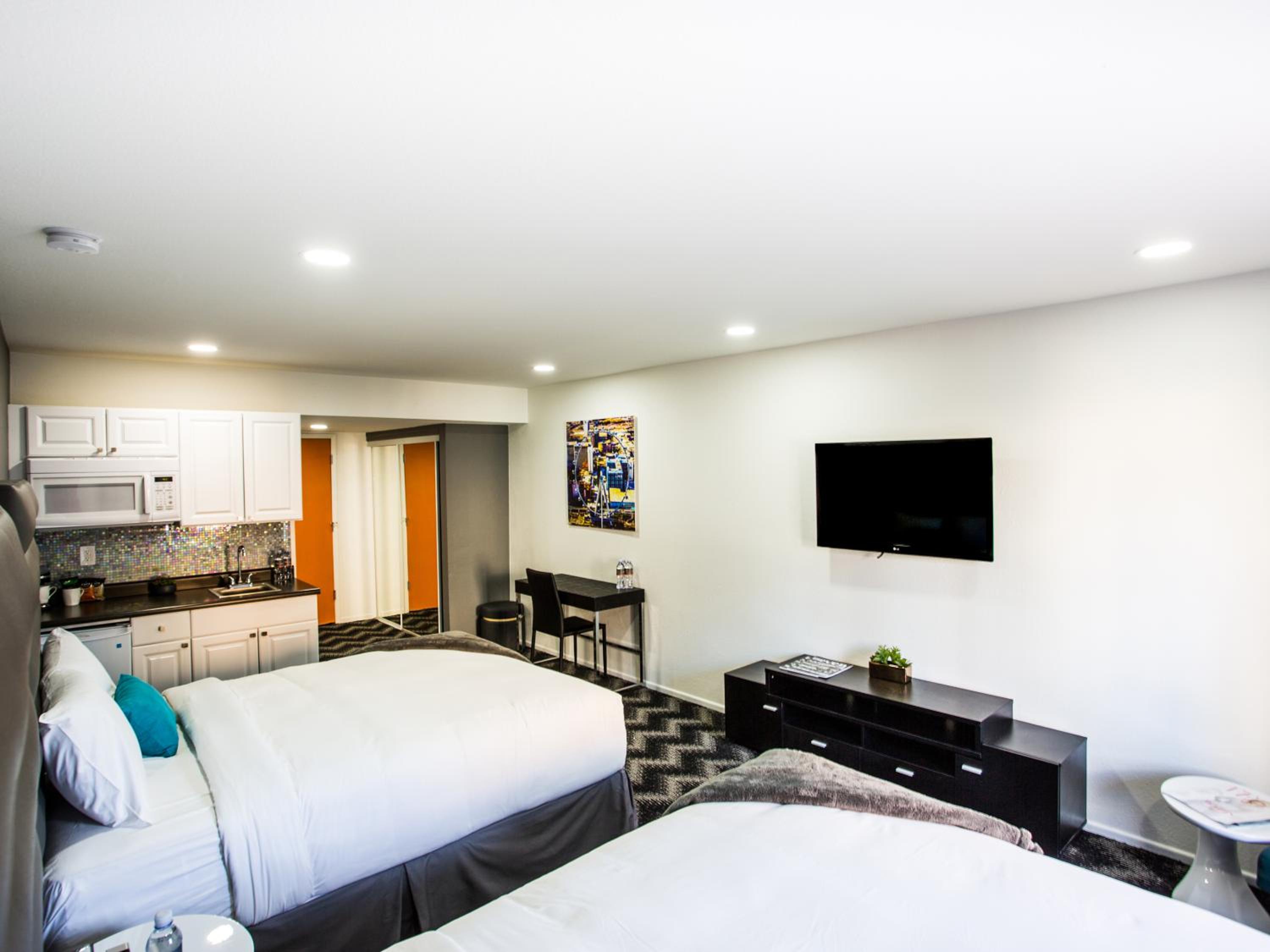 Standard Queen Room with Two Queen Beds - Photo 10