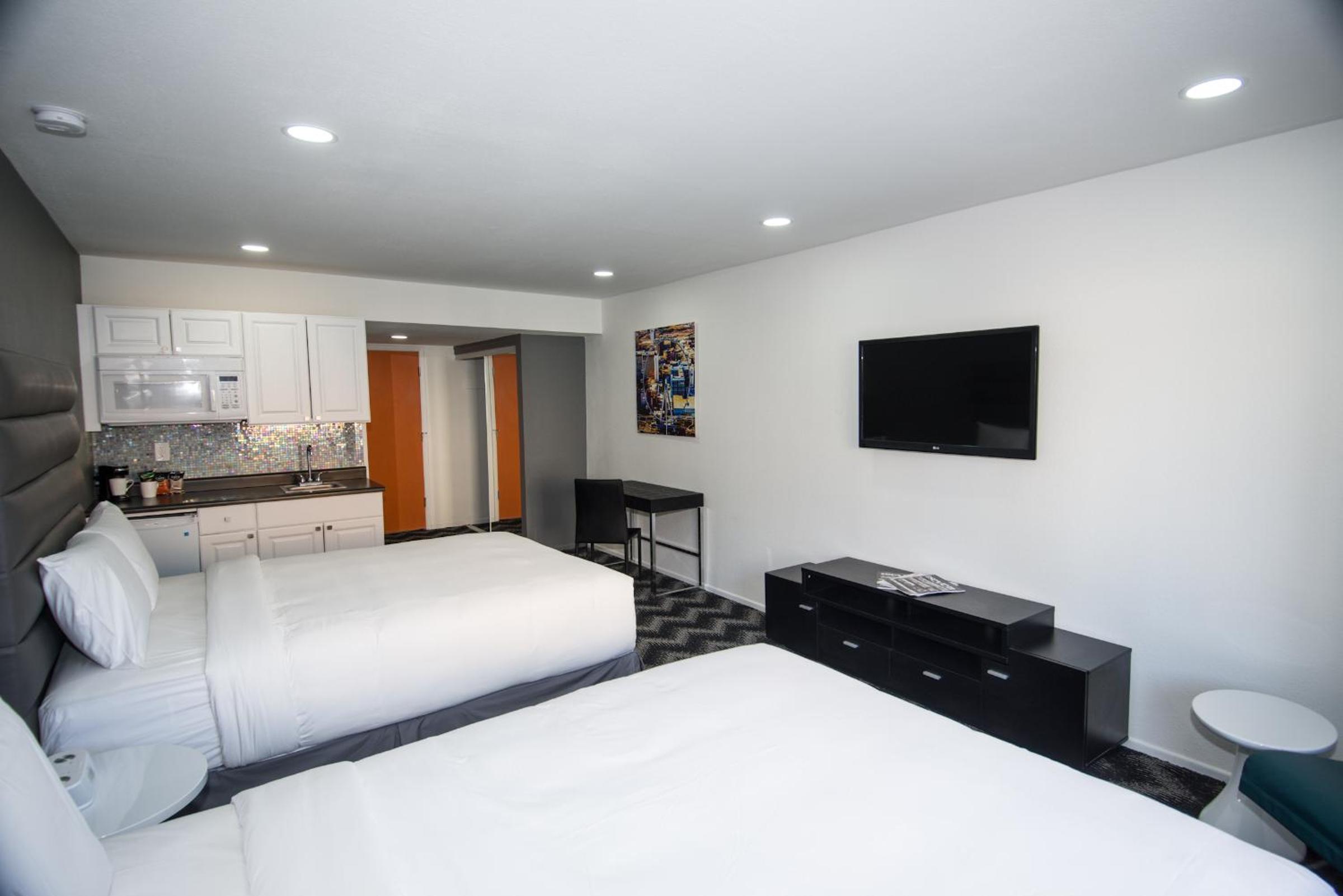 Standard Queen Room with Two Queen Beds - Photo 11