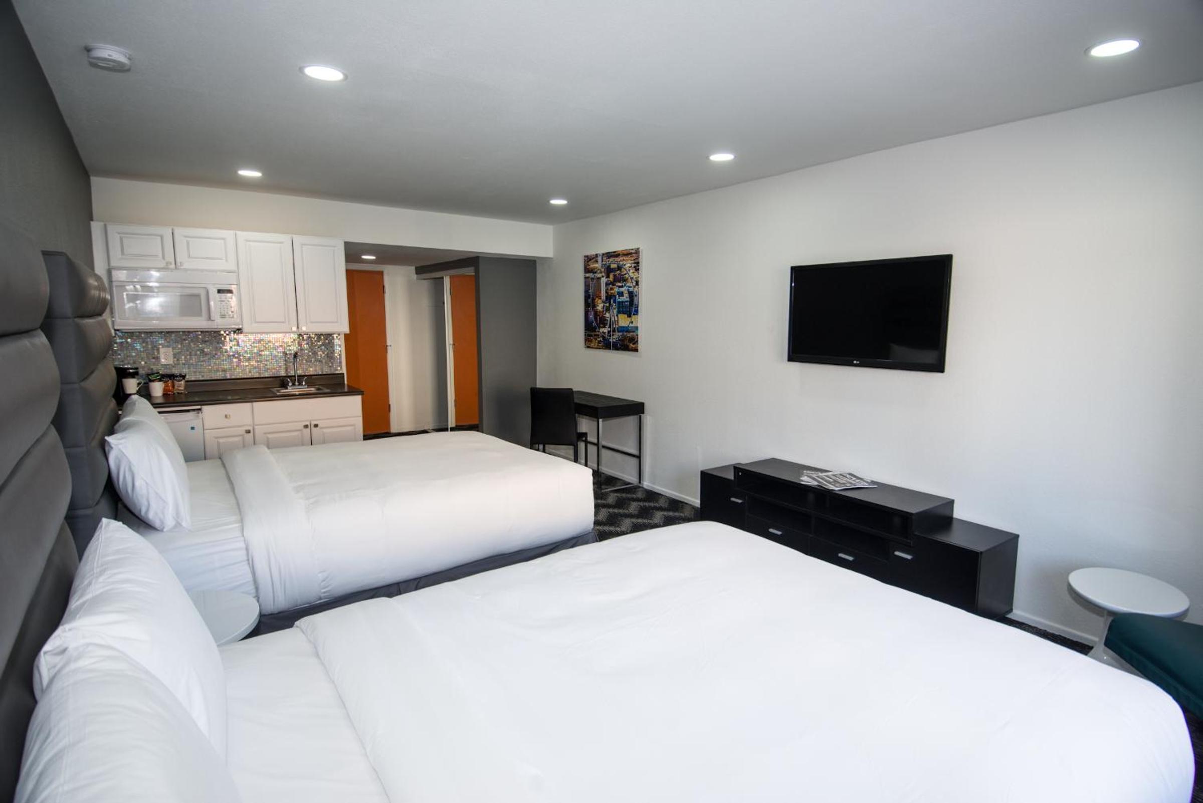 Standard Queen Room with Two Queen Beds - Photo 13