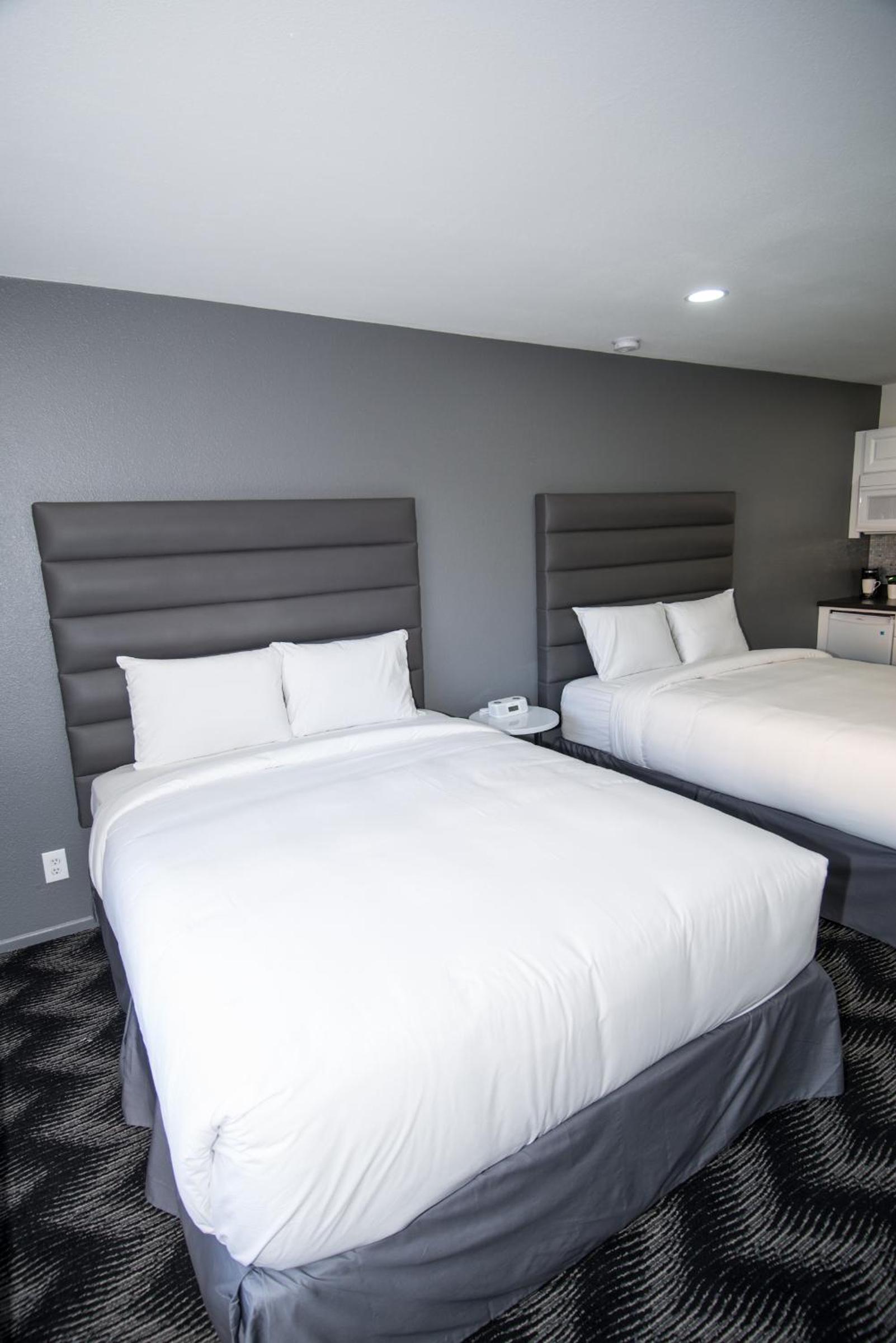 Standard Queen Room with Two Queen Beds - Photo 9