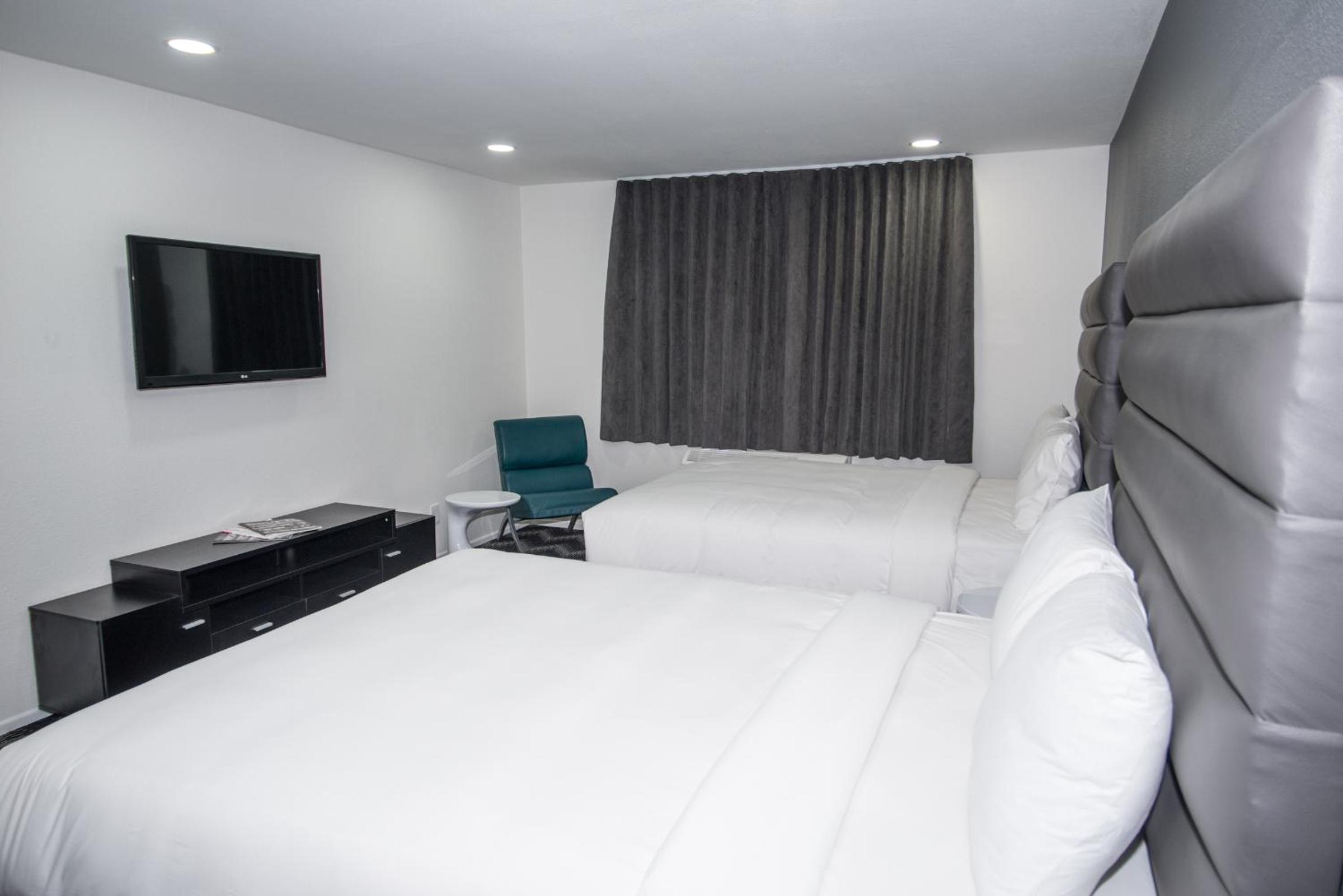 Standard Queen Room with Two Queen Beds - Photo 7