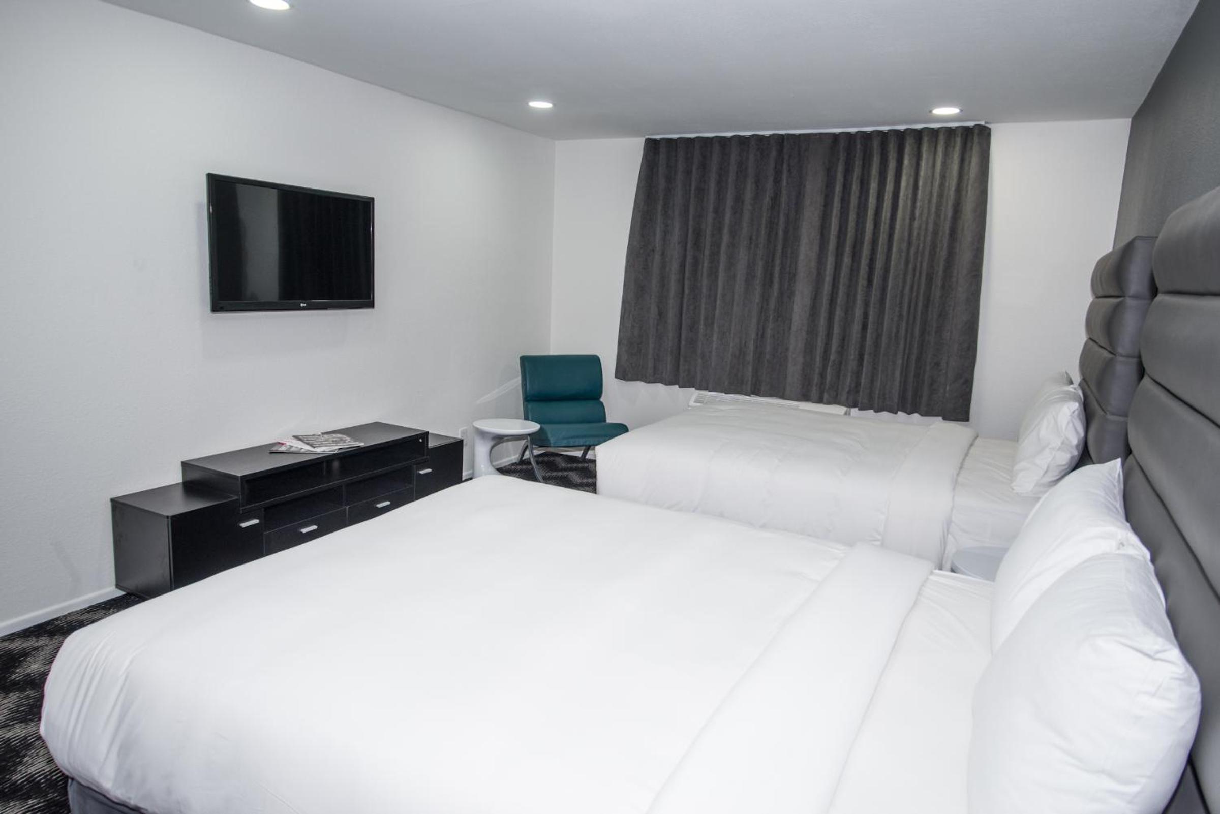Standard Queen Room with Two Queen Beds - Photo 14