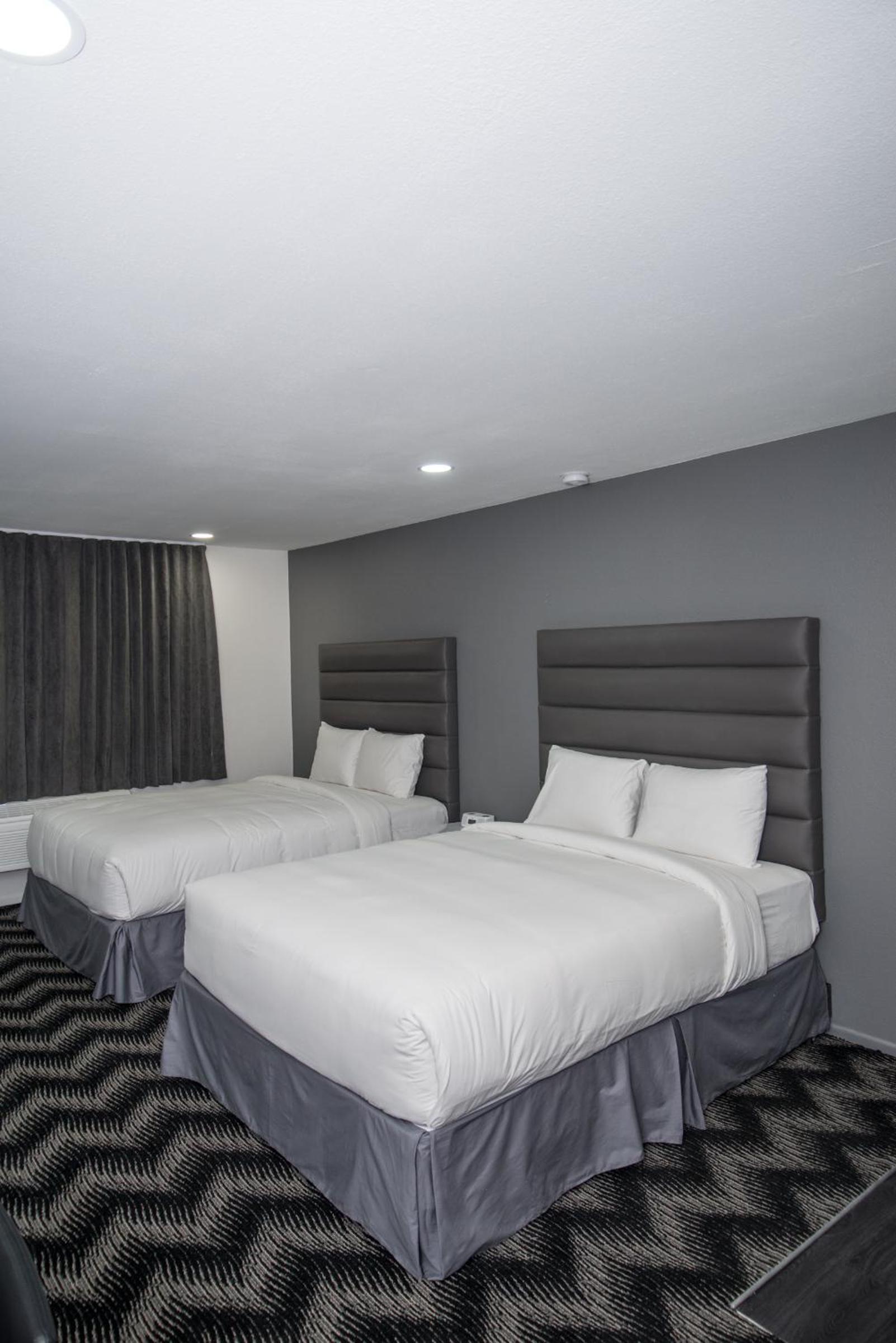 Standard Queen Room with Two Queen Beds - Photo 2