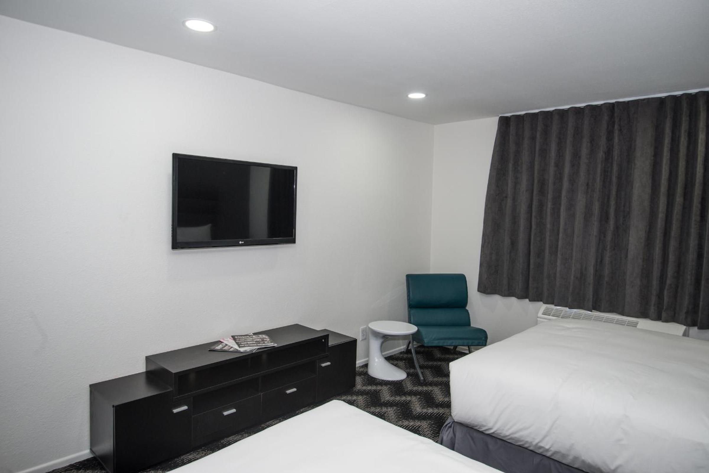 Standard Queen Room with Two Queen Beds - Photo 19