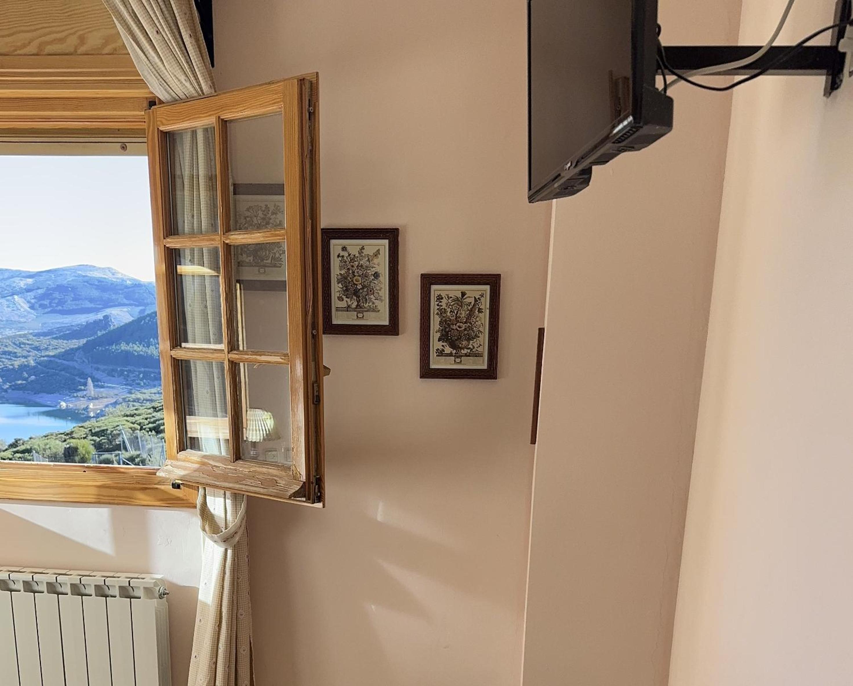 Twin Room with Lake View - Photo 2