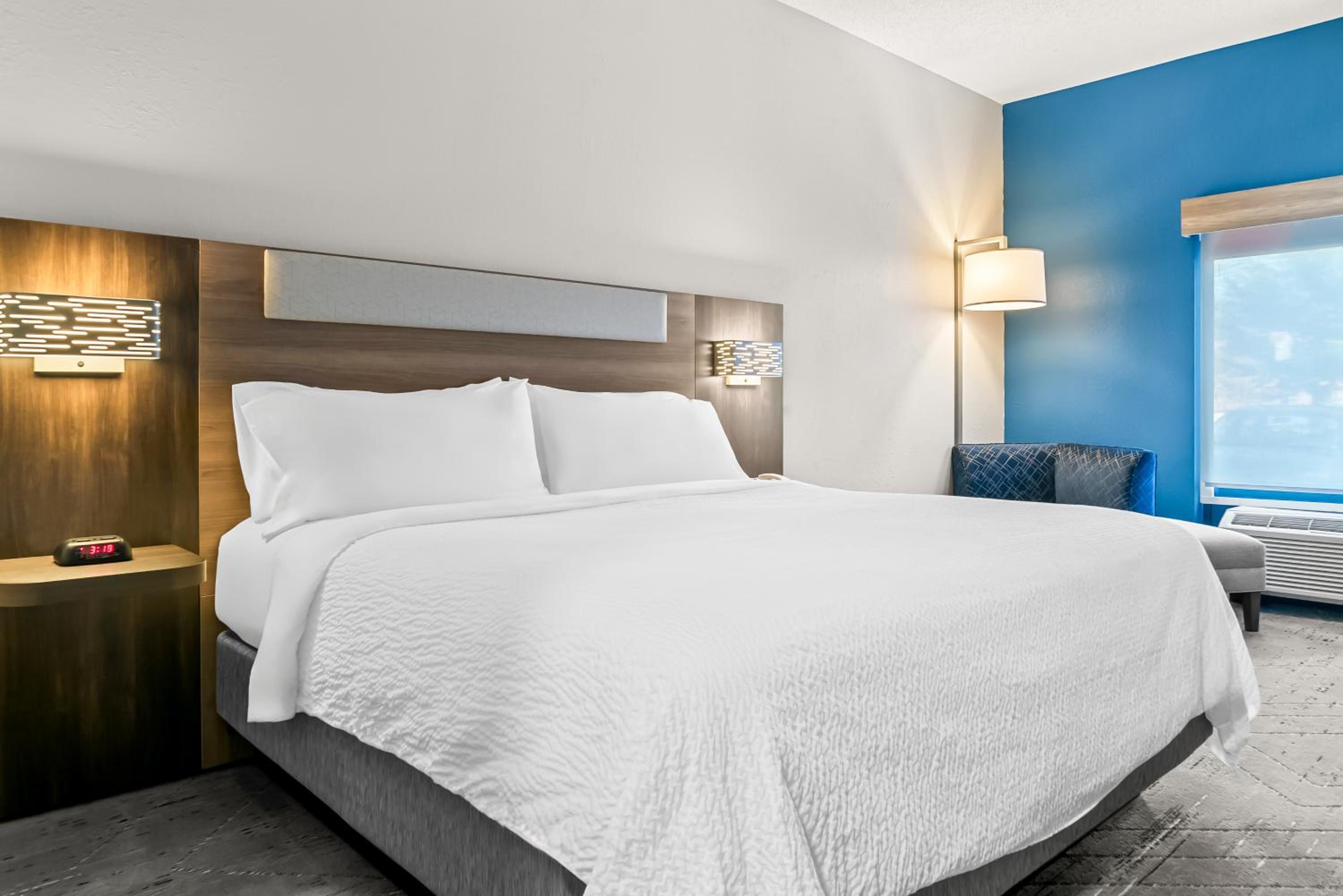 Standard King Room - Photo 2