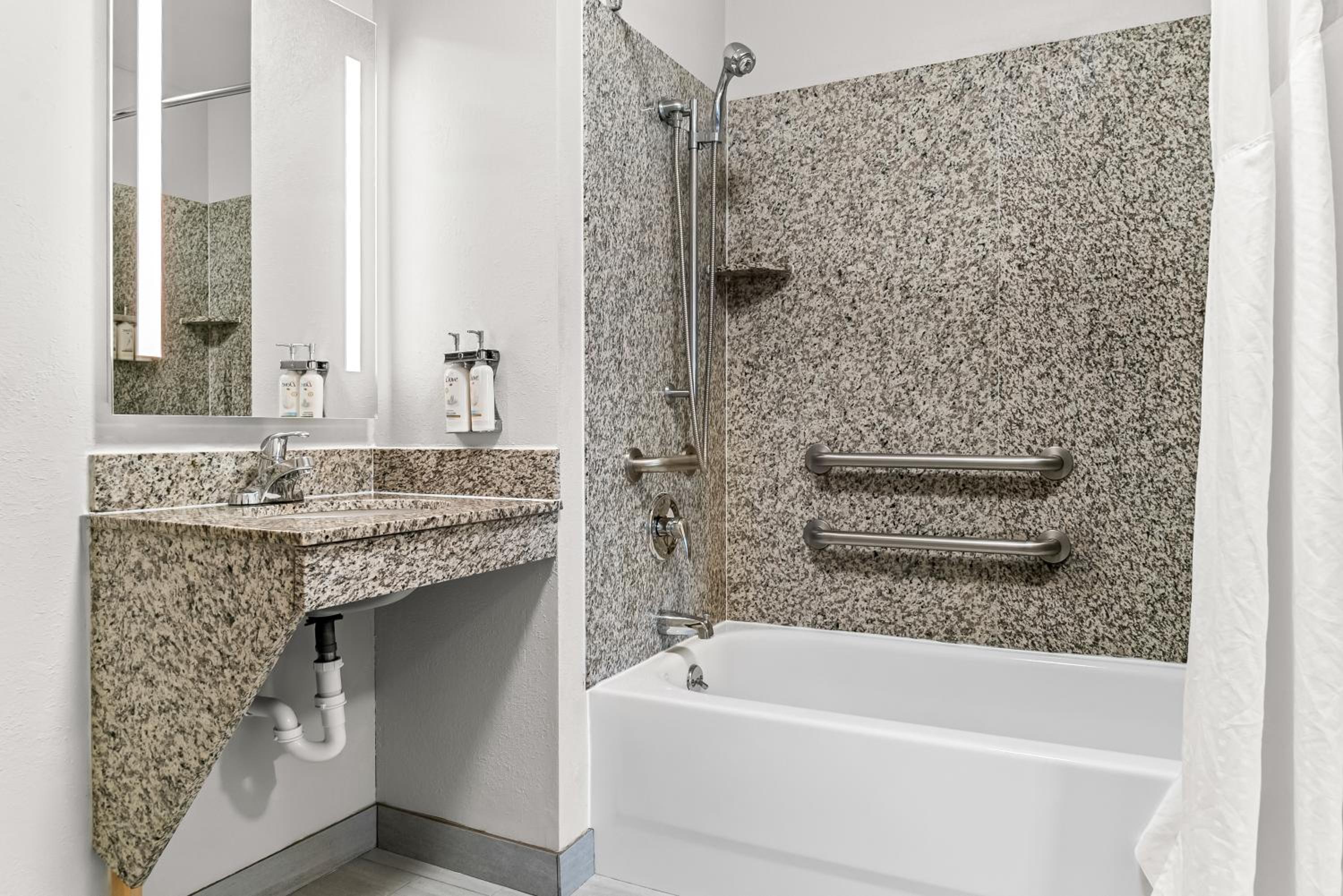 Standard Queen Room with Two Queen Beds and Mobility Accessible Tub - Photo 3