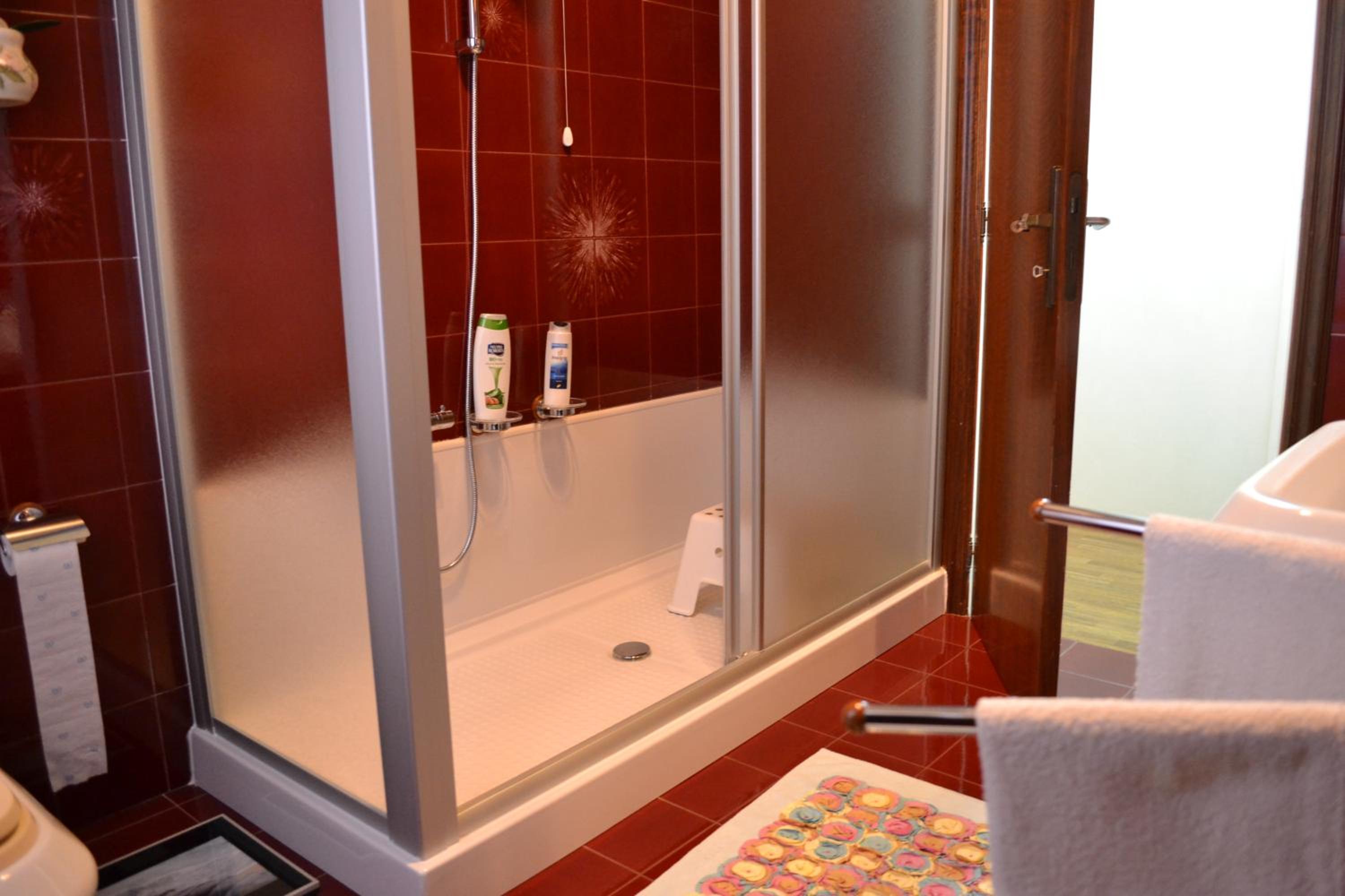 Double Room with Private Bathroom - Photo 7
