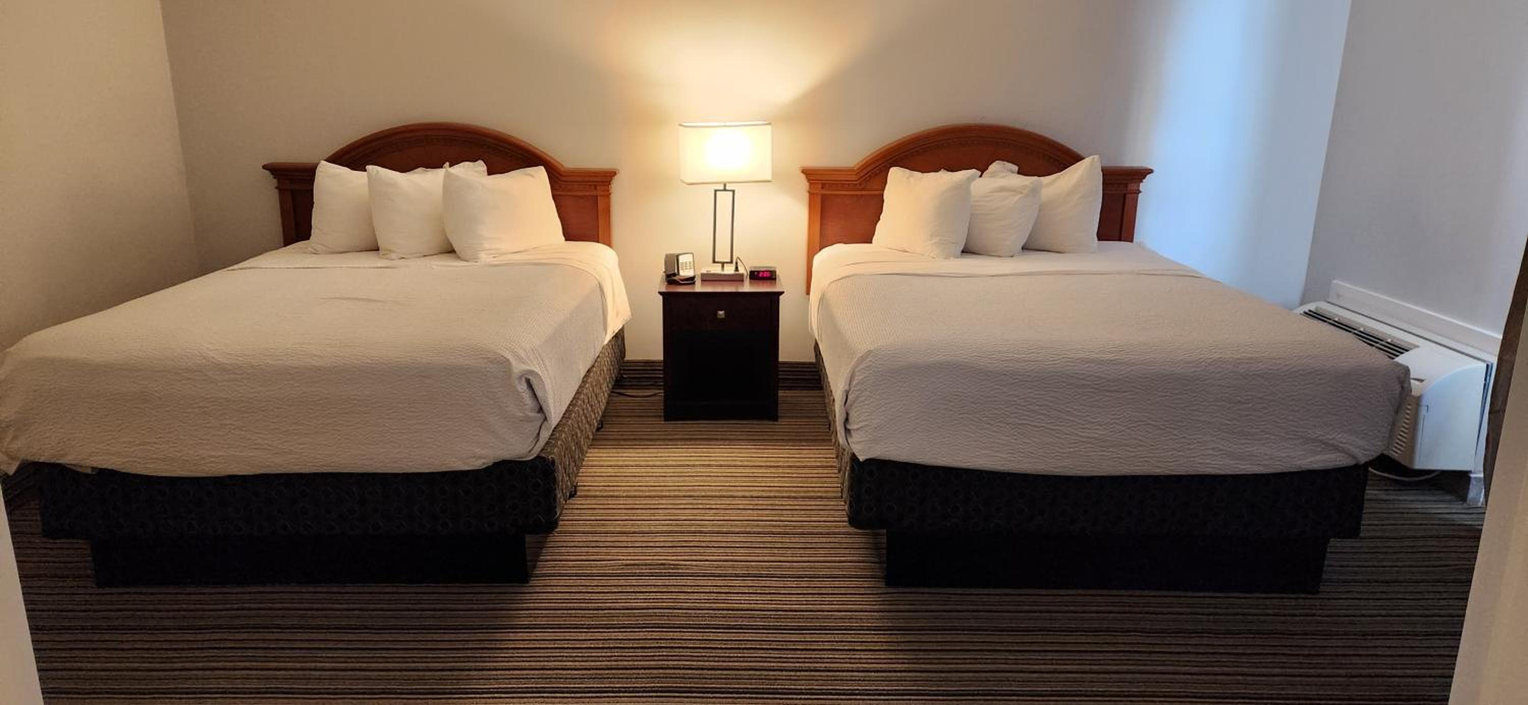 Family Suite with Two Queen Beds - Non-Smoking - Photo 5