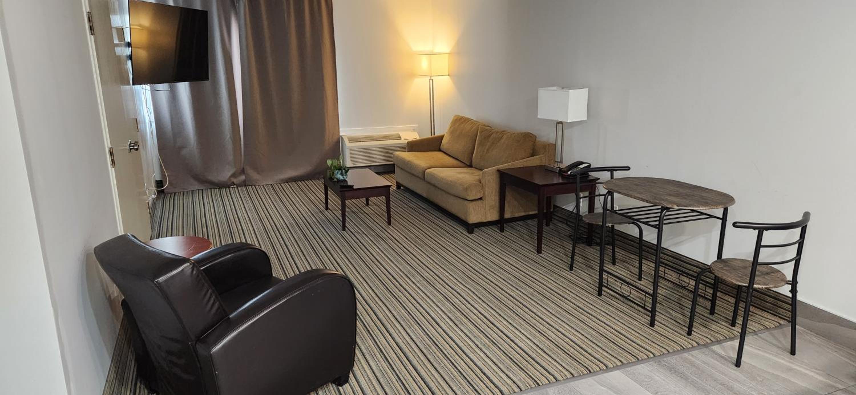 Family Suite with Two Queen Beds - Non-Smoking - Photo 1