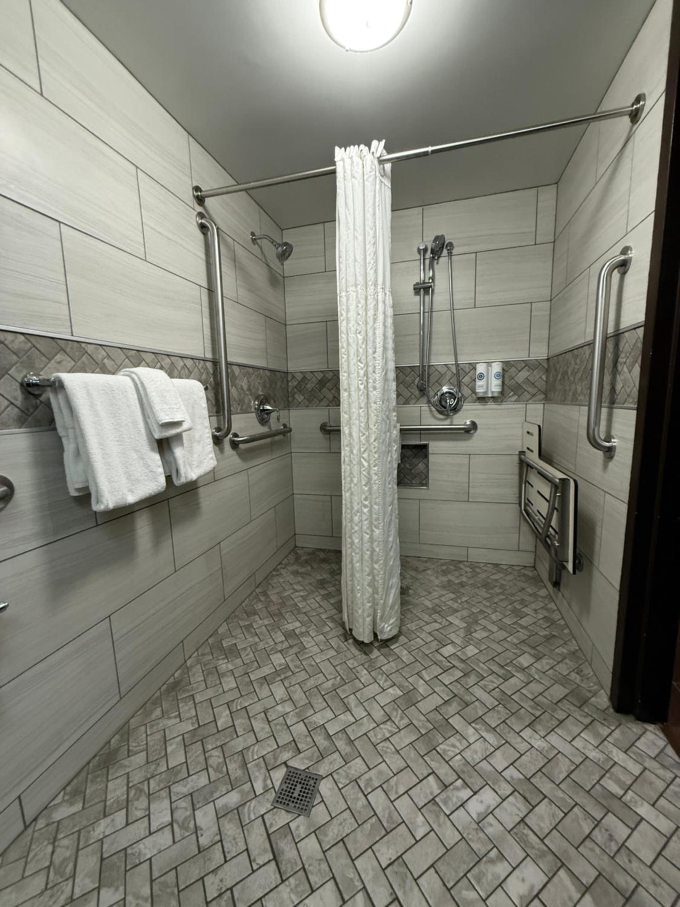 Double Room with Two Double Beds - Accessible/Non Smoking - Photo 3