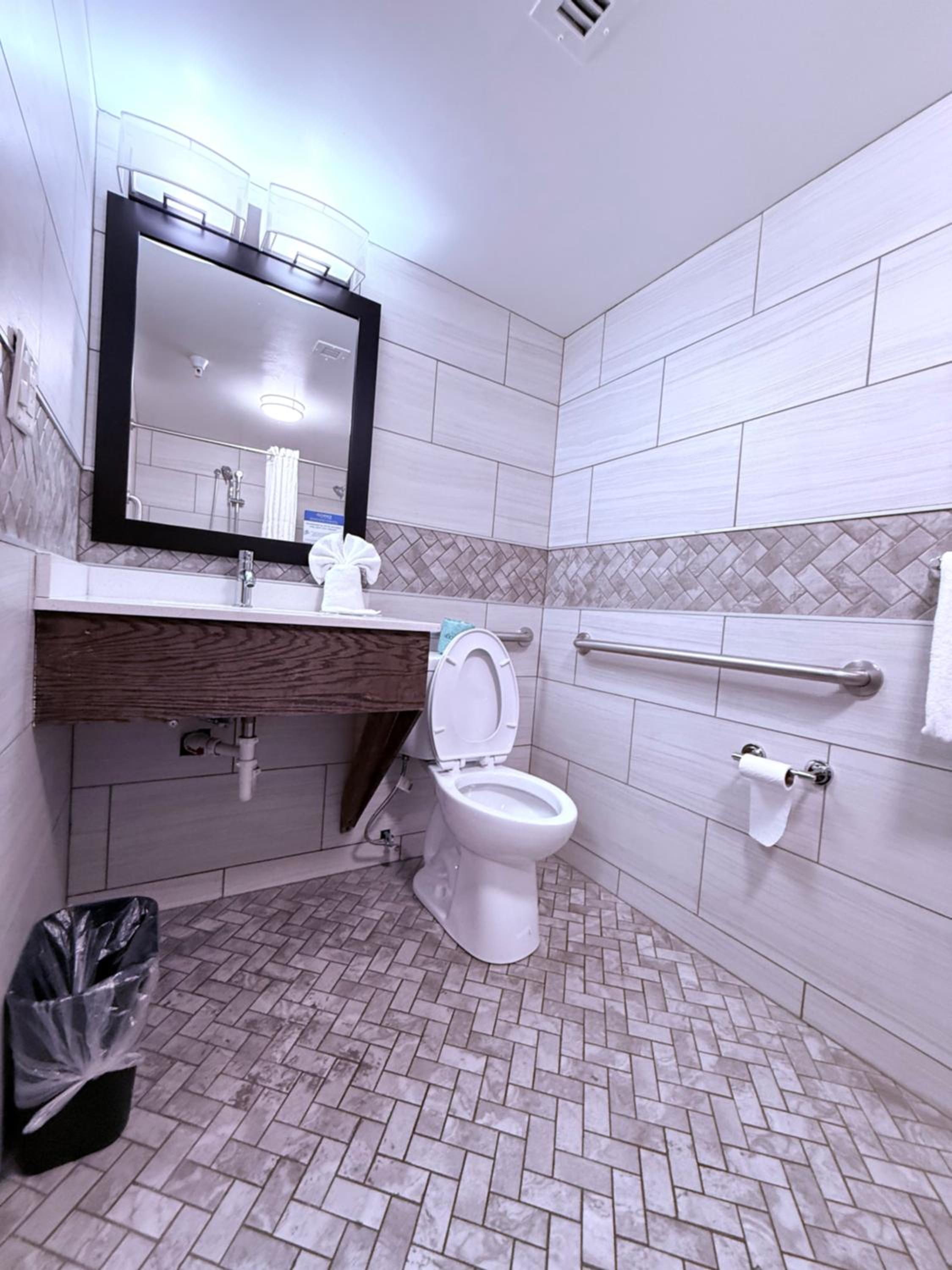 Double Room with Two Double Beds - Accessible/Non Smoking - Photo 4