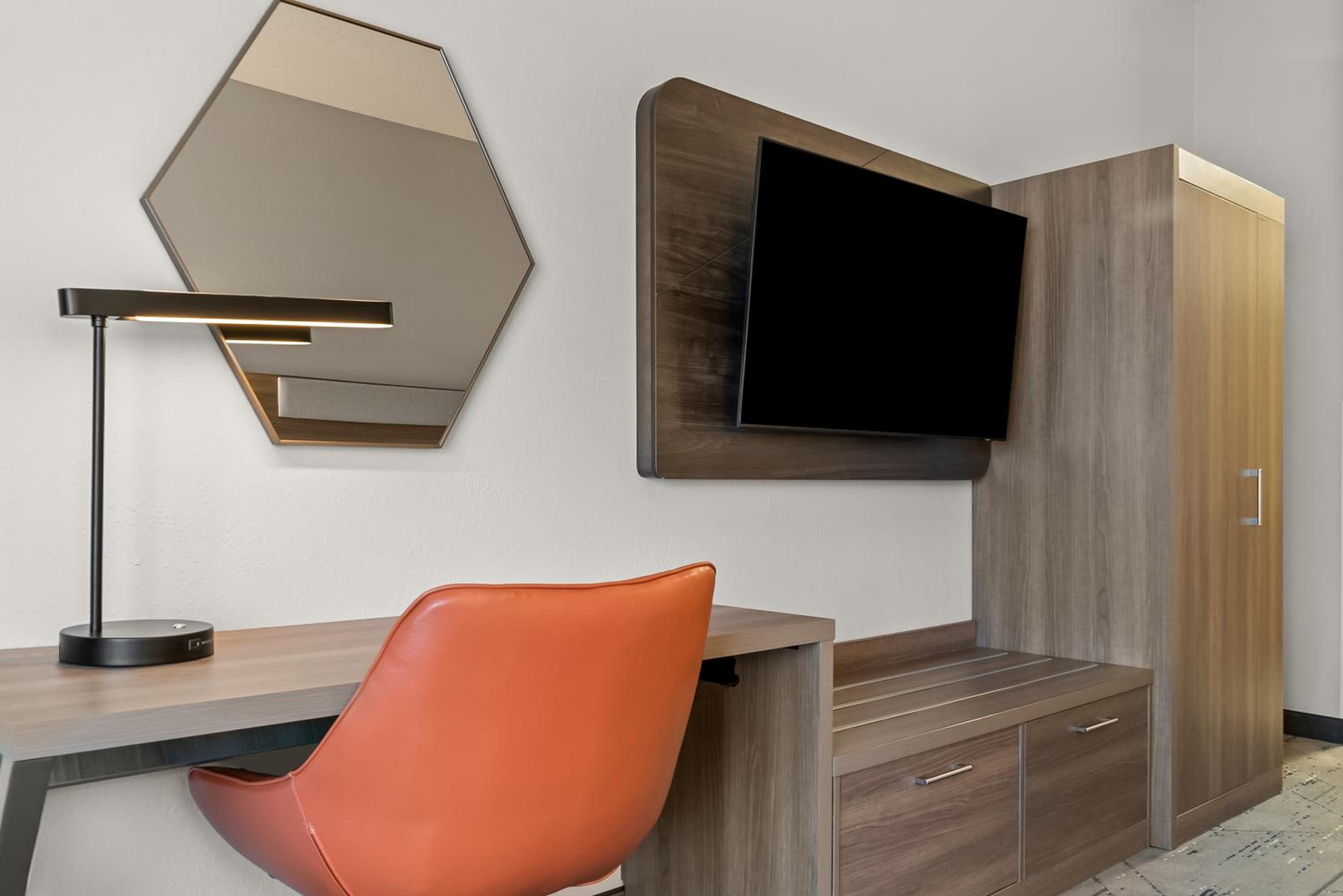Standard King Room - Communications Accessible photo 2