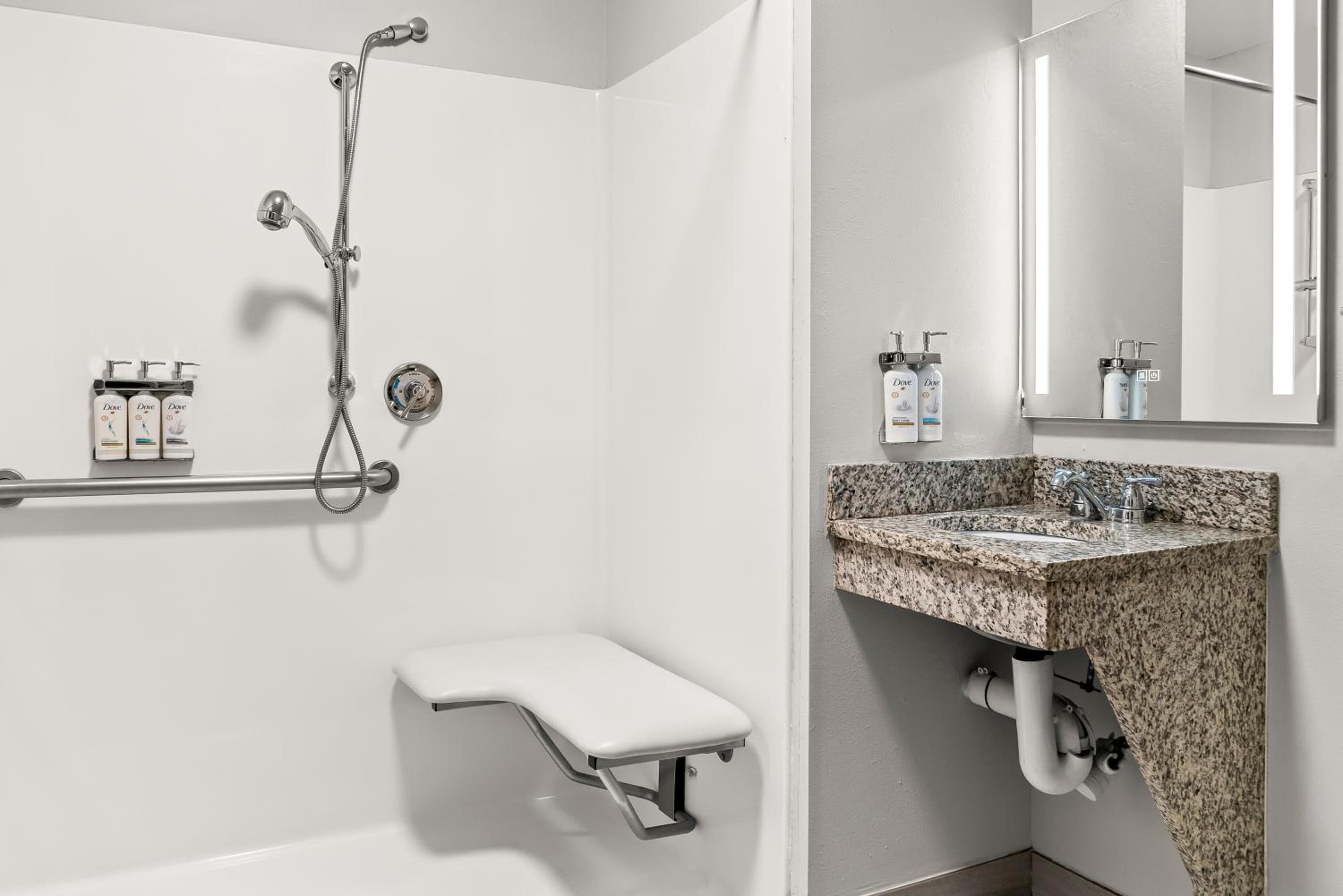 King Room - Mobility Access/Hearing Accessible photo 3