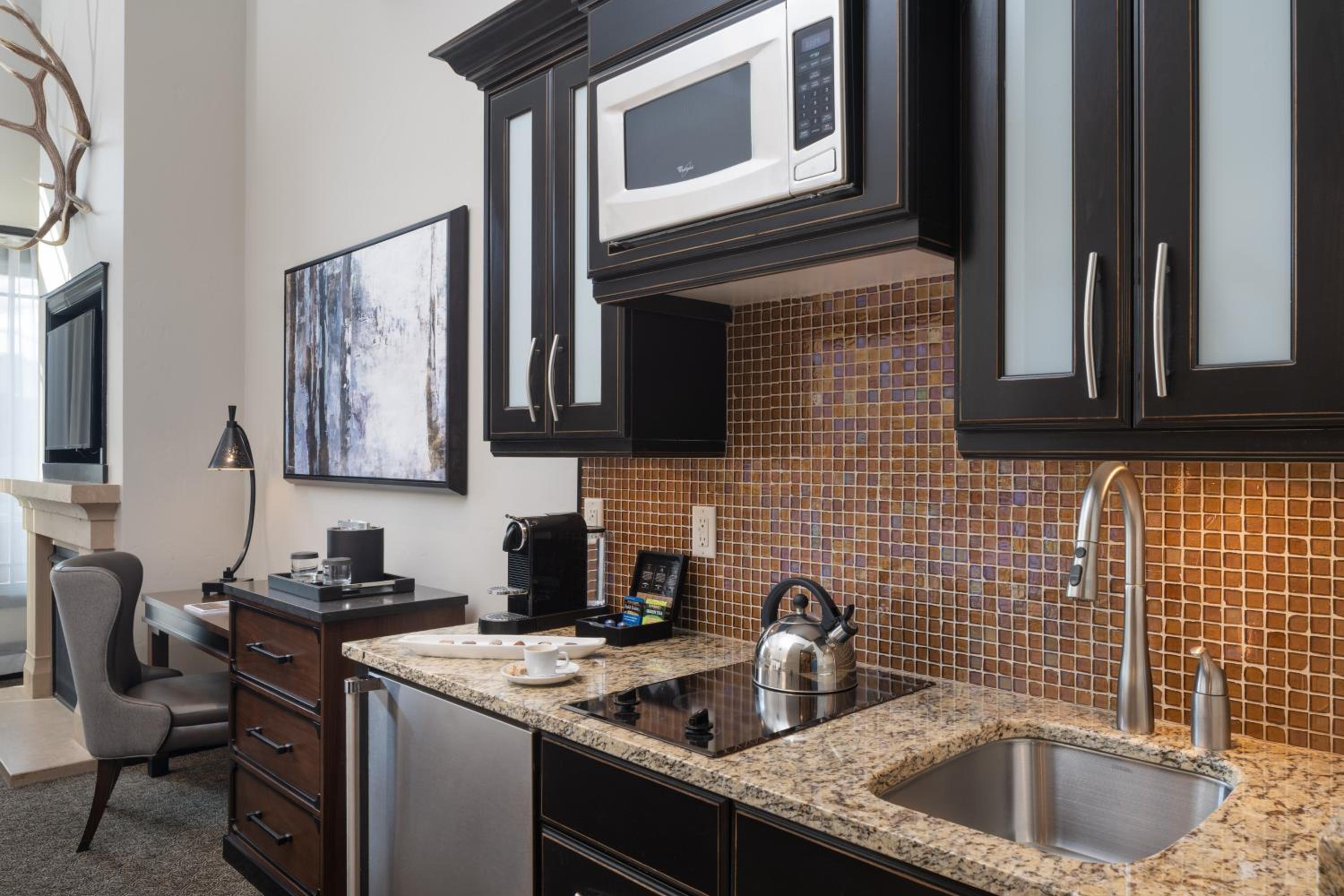 Junior King Suite with Kitchenette - Photo 2