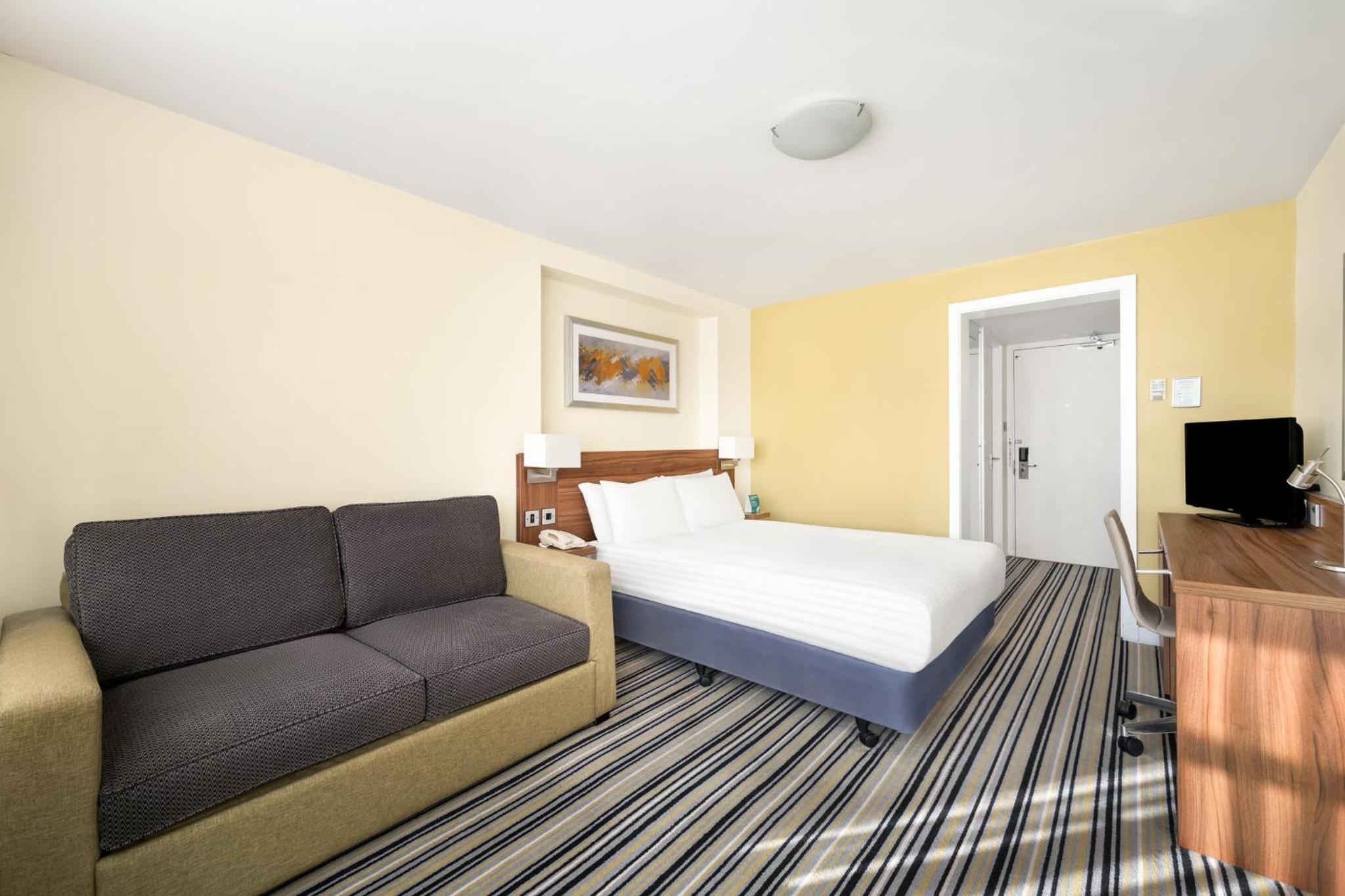 Premium Double Room with sofa bed - Photo 10