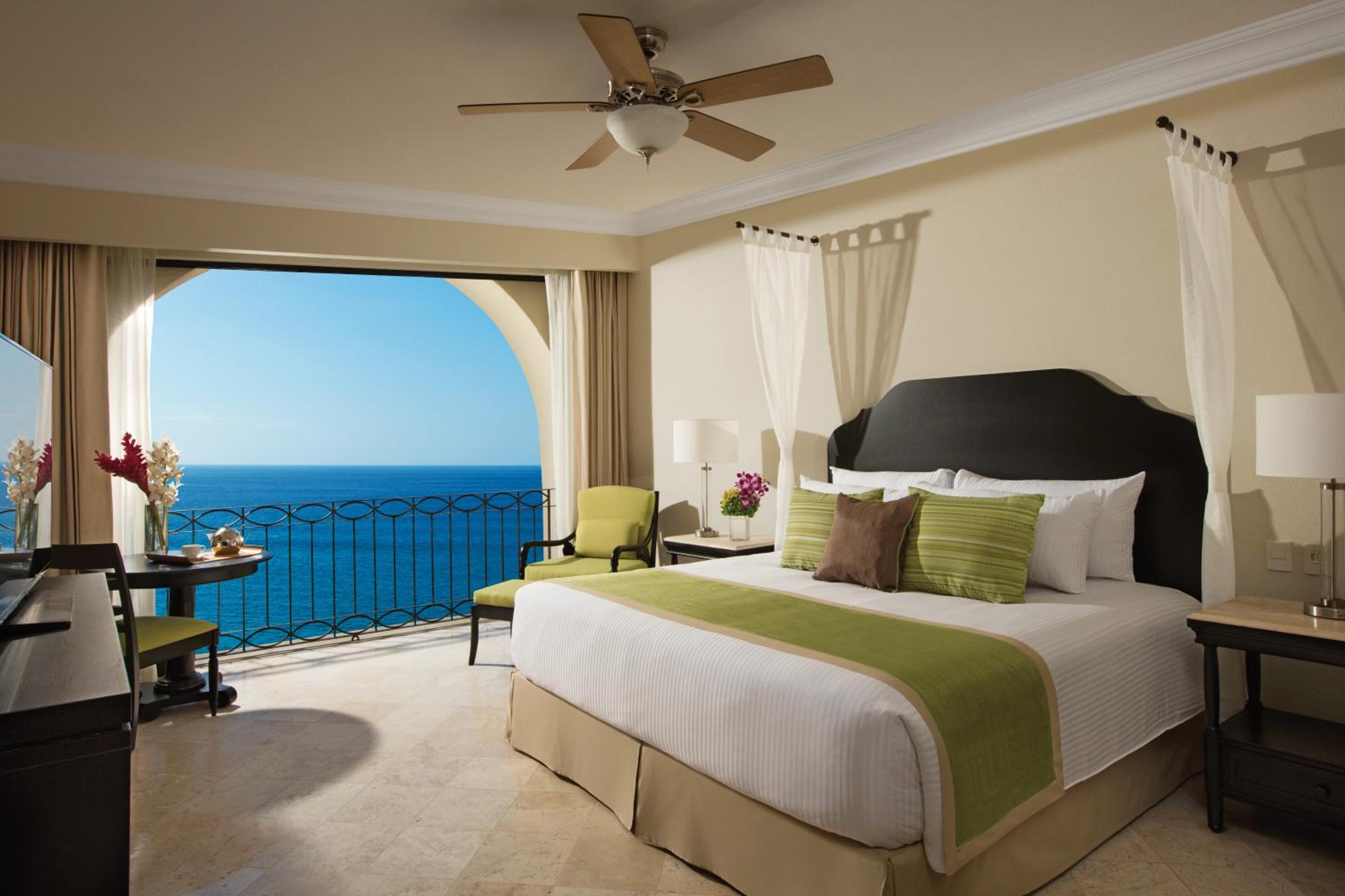 Preferred Club One Bedroom Suite Ocean Front Swim Out King photo 3