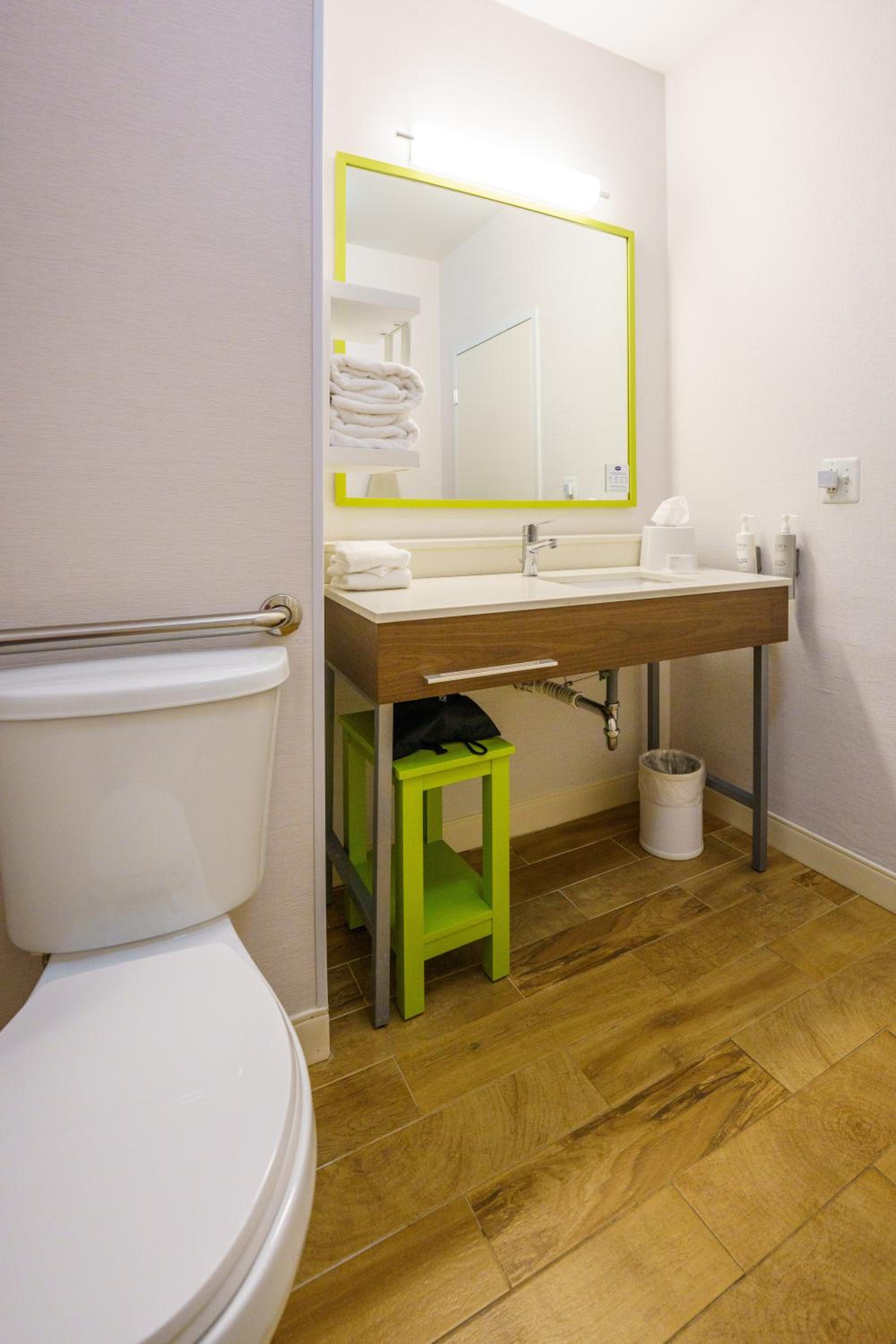 King Room - Disability Access/Non-Smoking - Photo 11
