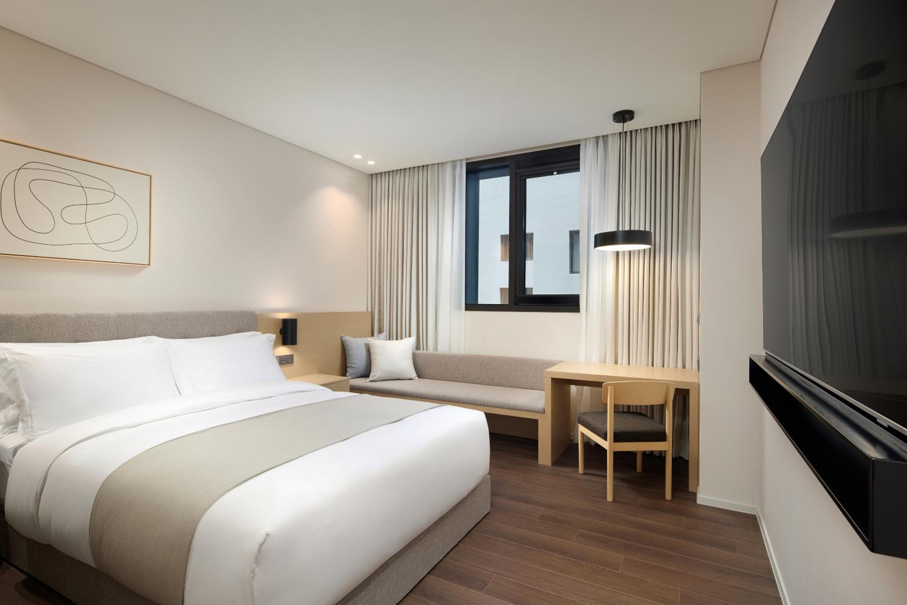 [Business Jeonju] Standard Double Cinema Room + Breakfast for 1 + a Cup of COVA Coffee