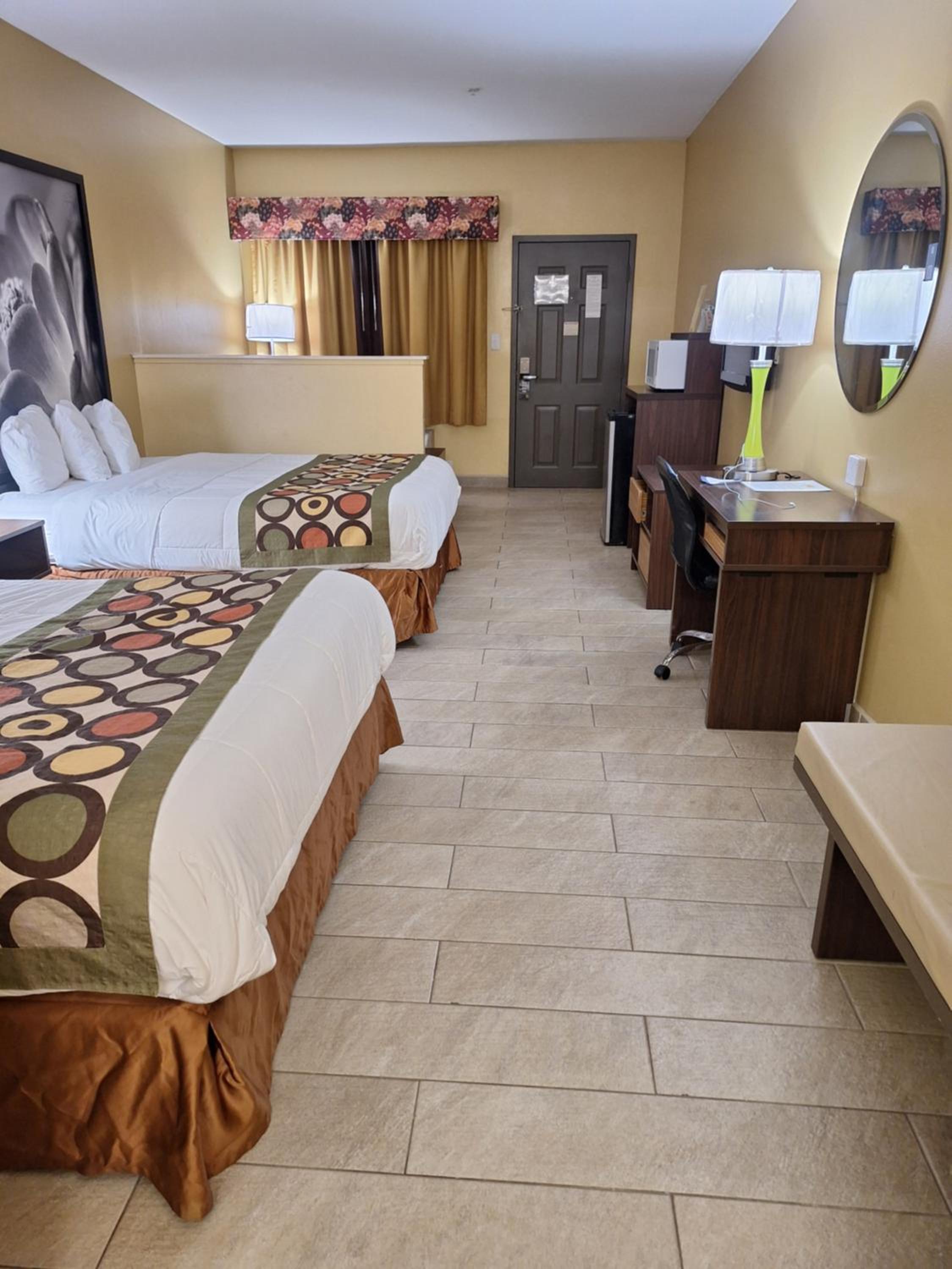 Queen Room with Two Queen Beds and Sofa Bed - Non-Smoking - Photo 2