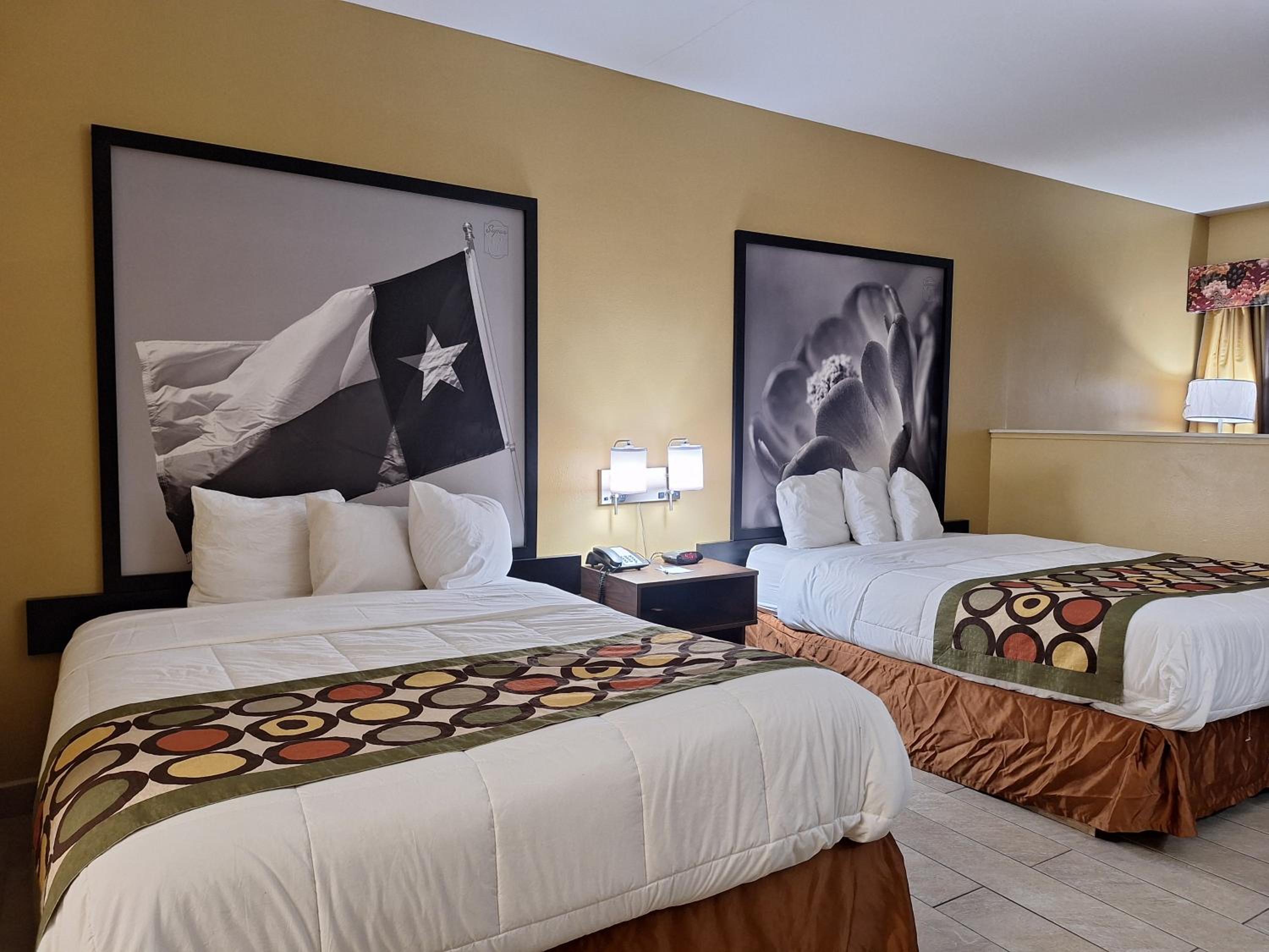 Queen Room with Two Queen Beds and Sofa Bed - Non-Smoking - Photo 3