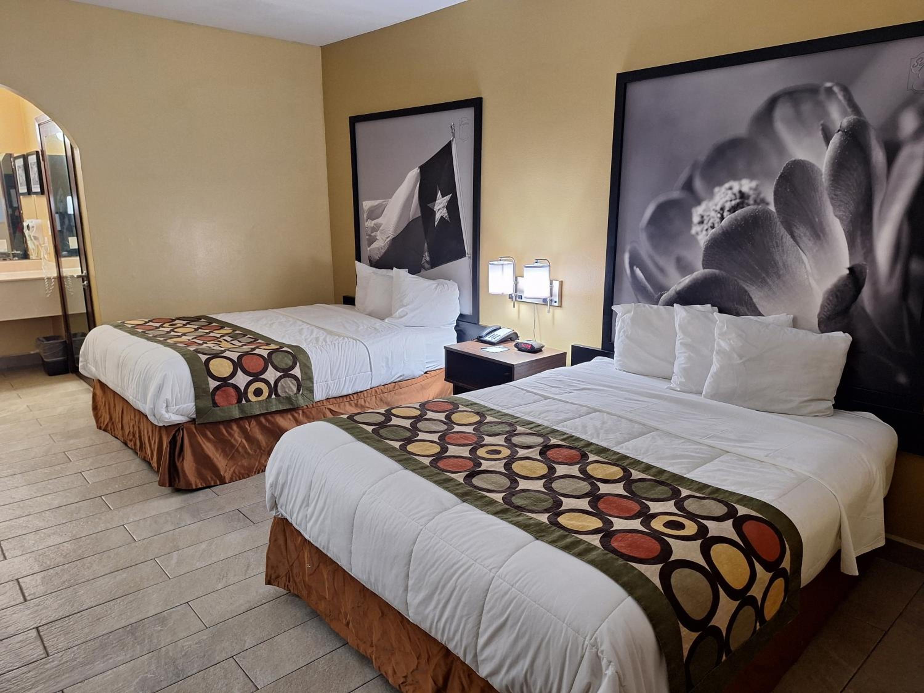 Queen Room with Two Queen Beds and Sofa Bed - Non-Smoking - Photo 4