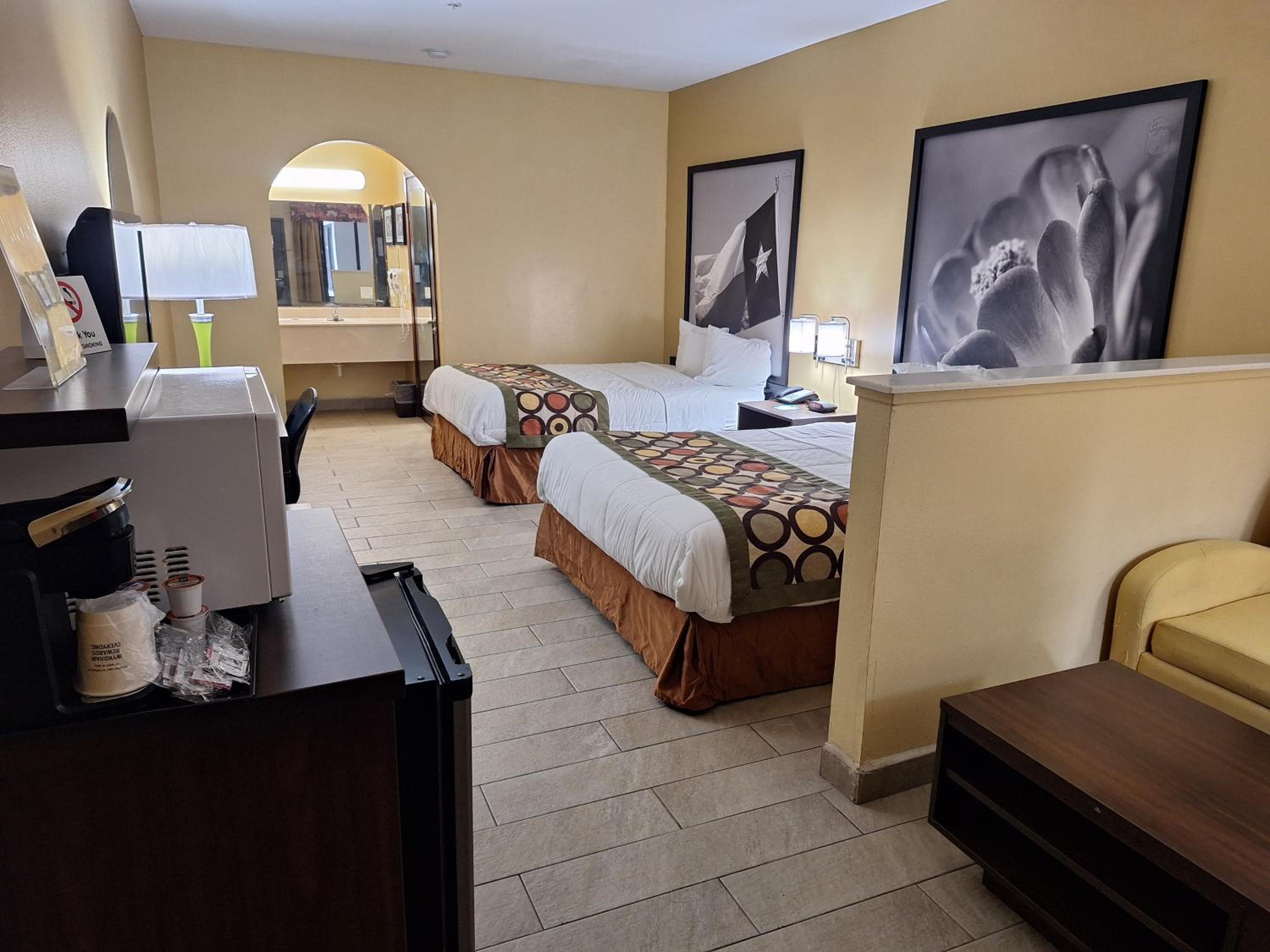 Queen Room with Two Queen Beds and Sofa Bed - Non-Smoking - Photo 7