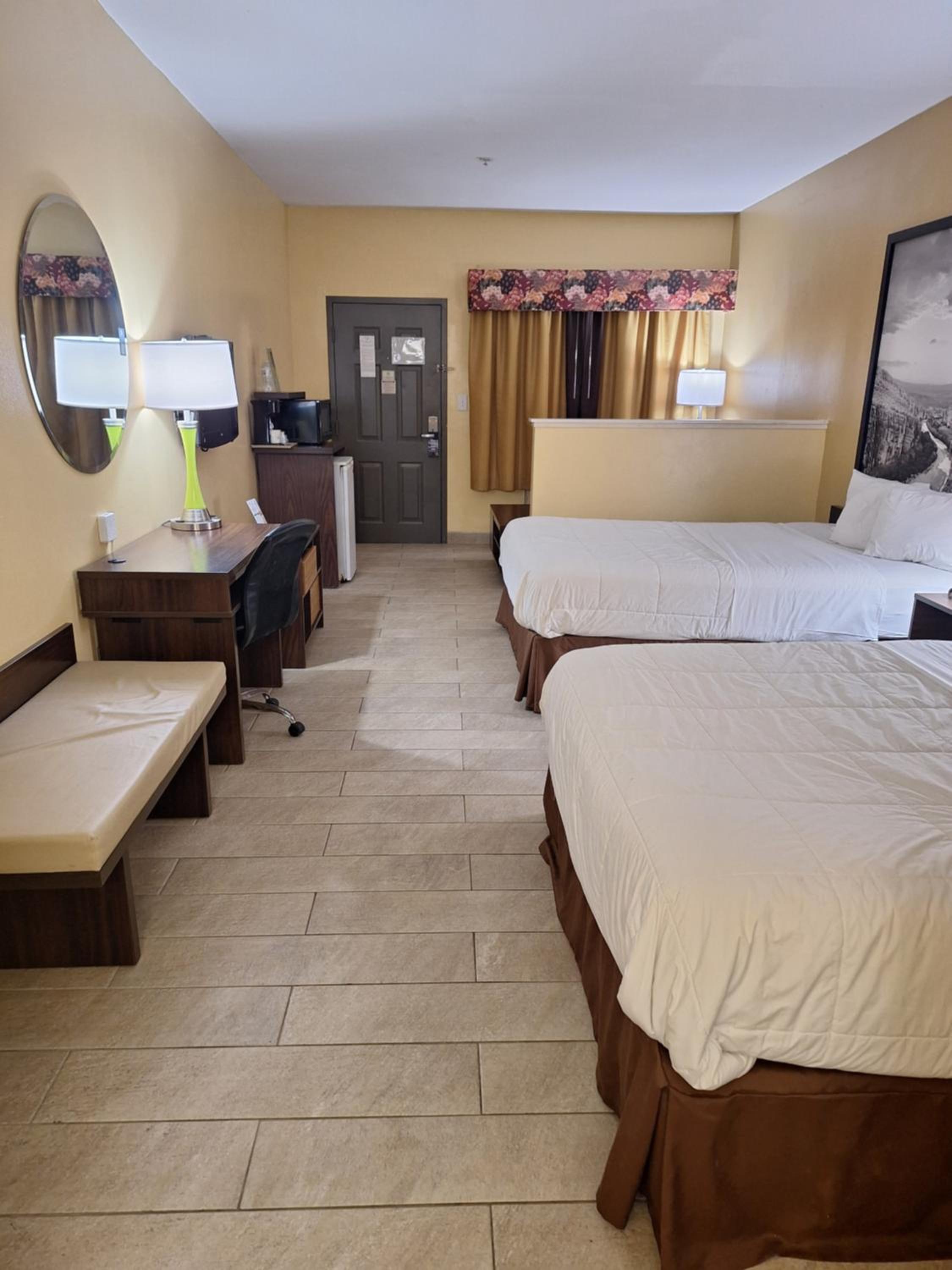 Queen Room with Two Queen Beds and Sofa Bed - Non-Smoking - Photo 9