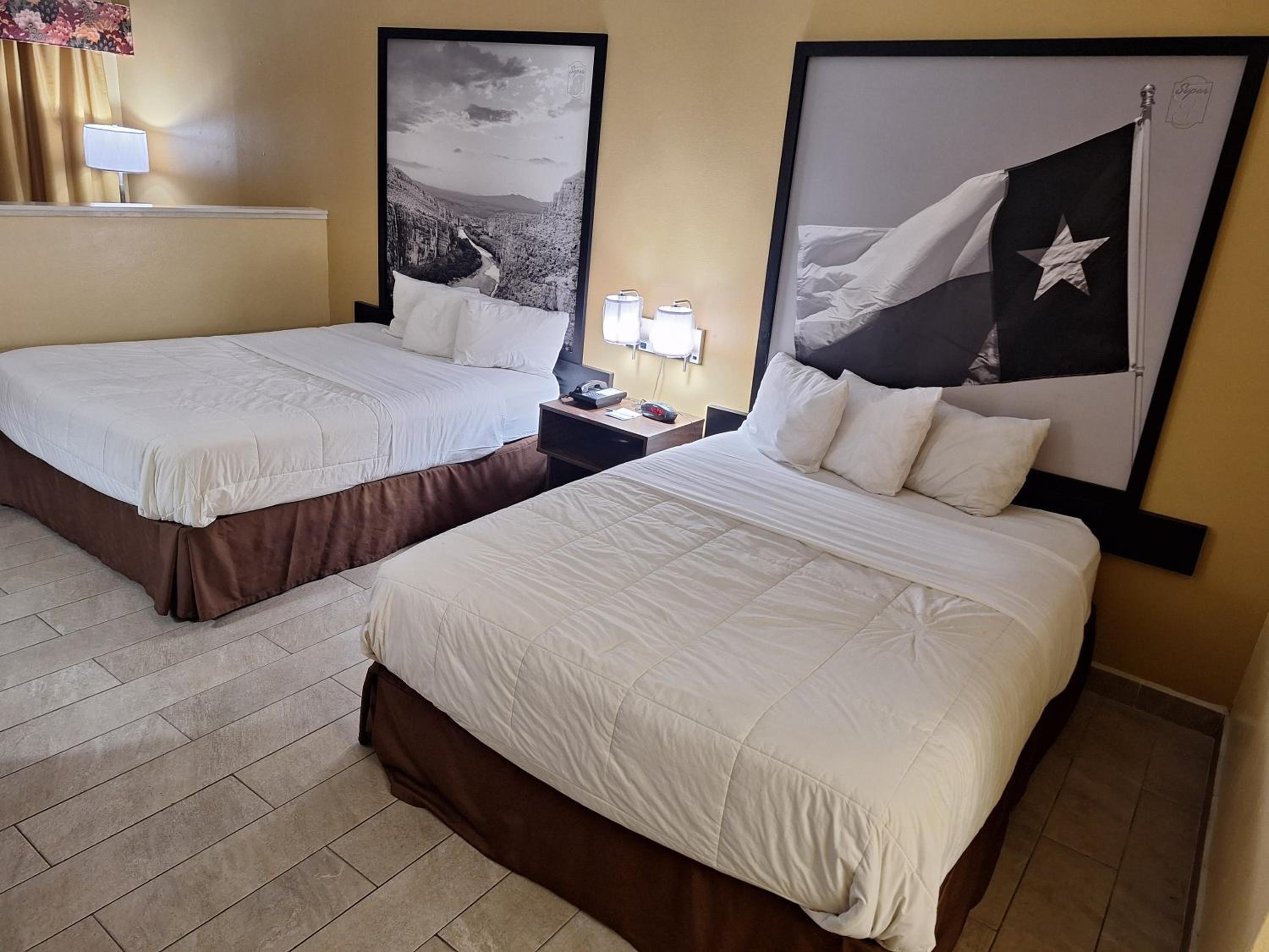 Queen Room with Two Queen Beds and Sofa Bed - Non-Smoking - Photo 10