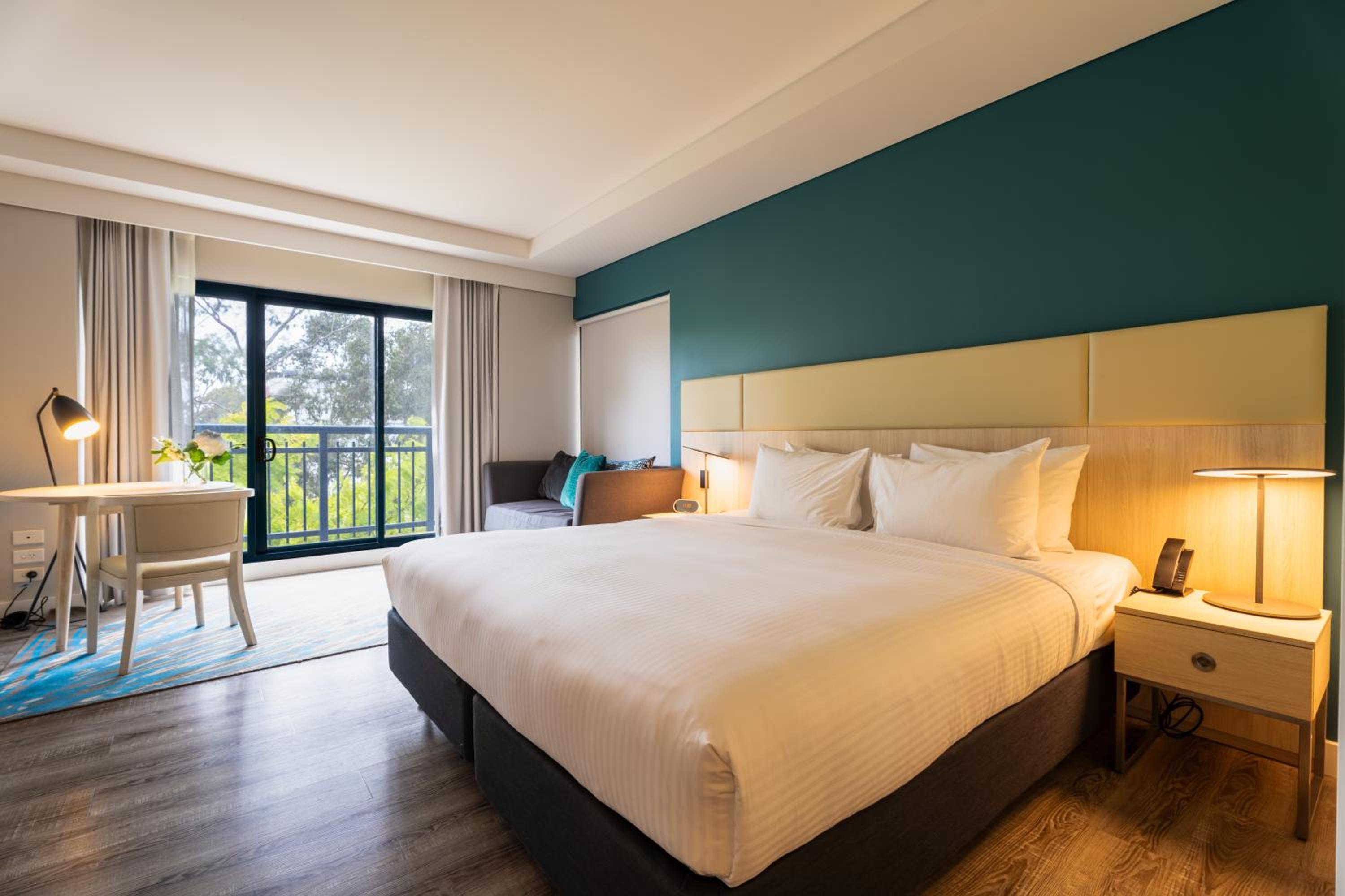 Standard King Room with Balcony thumbnail 5