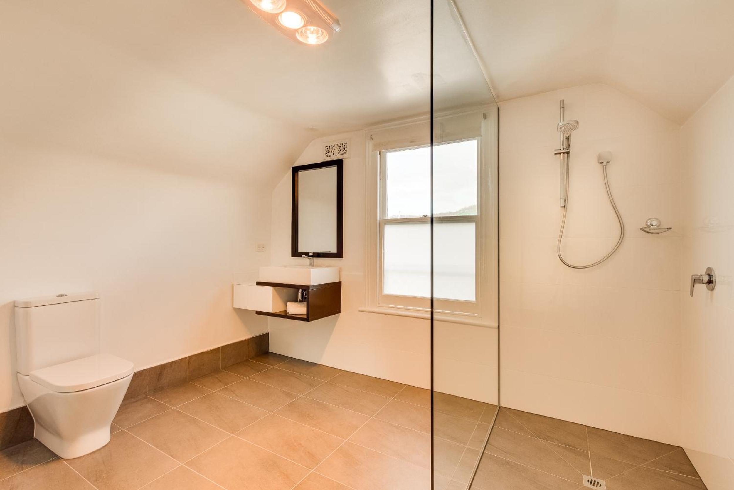 Three-Bedroom House with Two Bathrooms photo 3