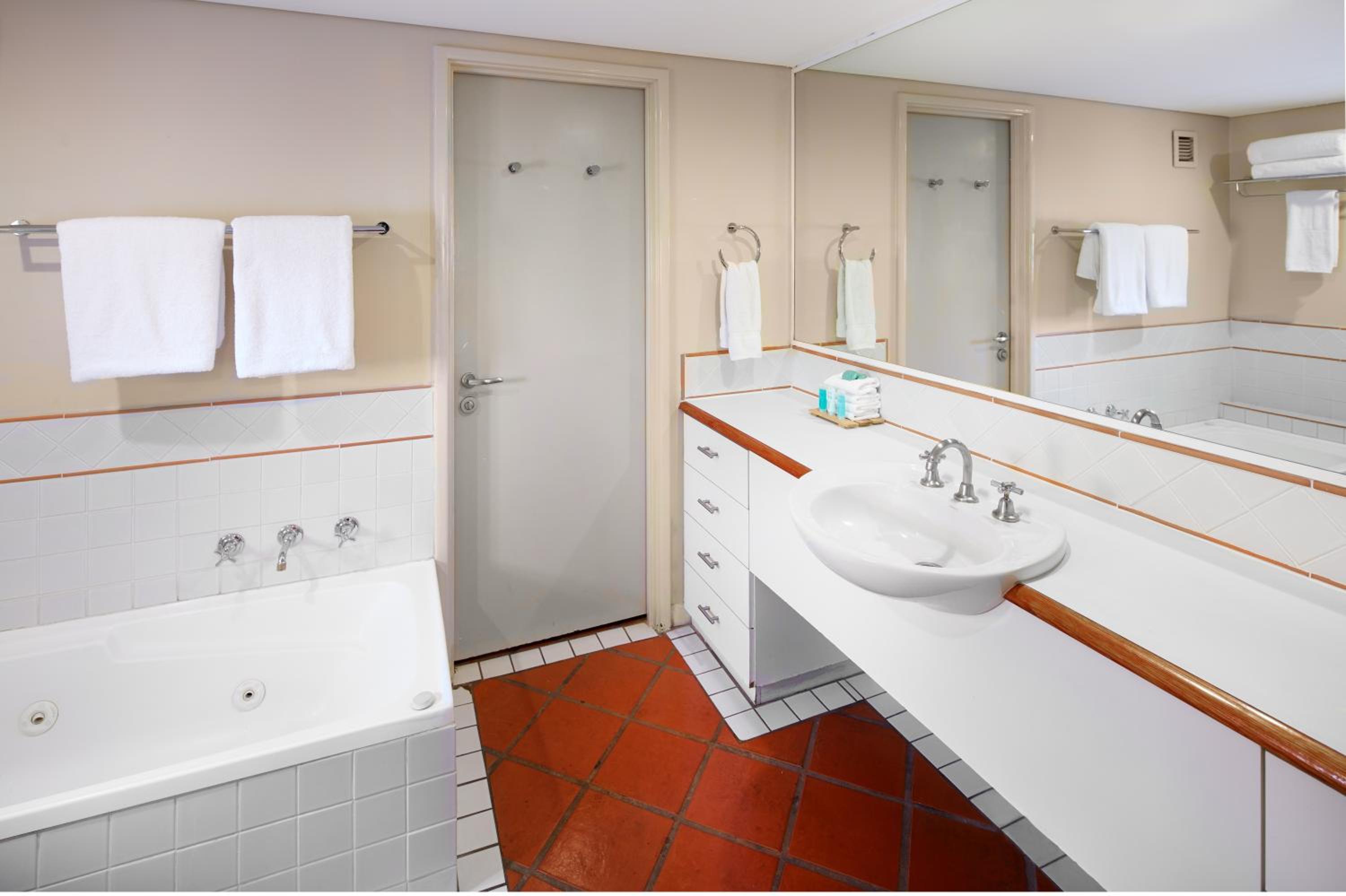 Seashells Two Bedroom Wing Apartment with Partial Ocean View photo 2