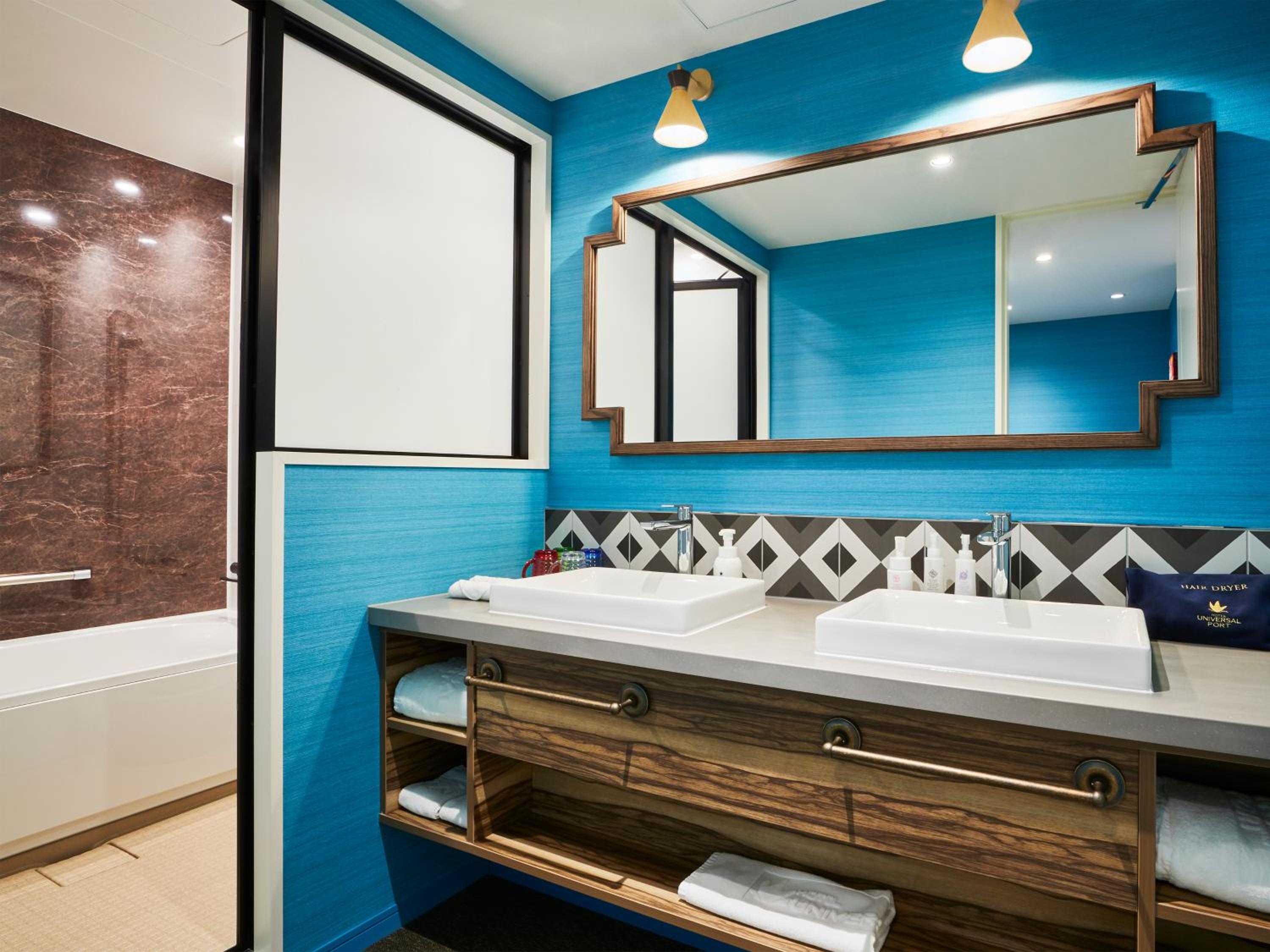 Carib Deluxe Corner Twin Room with Extra Bed - Non-Smoking photo 1