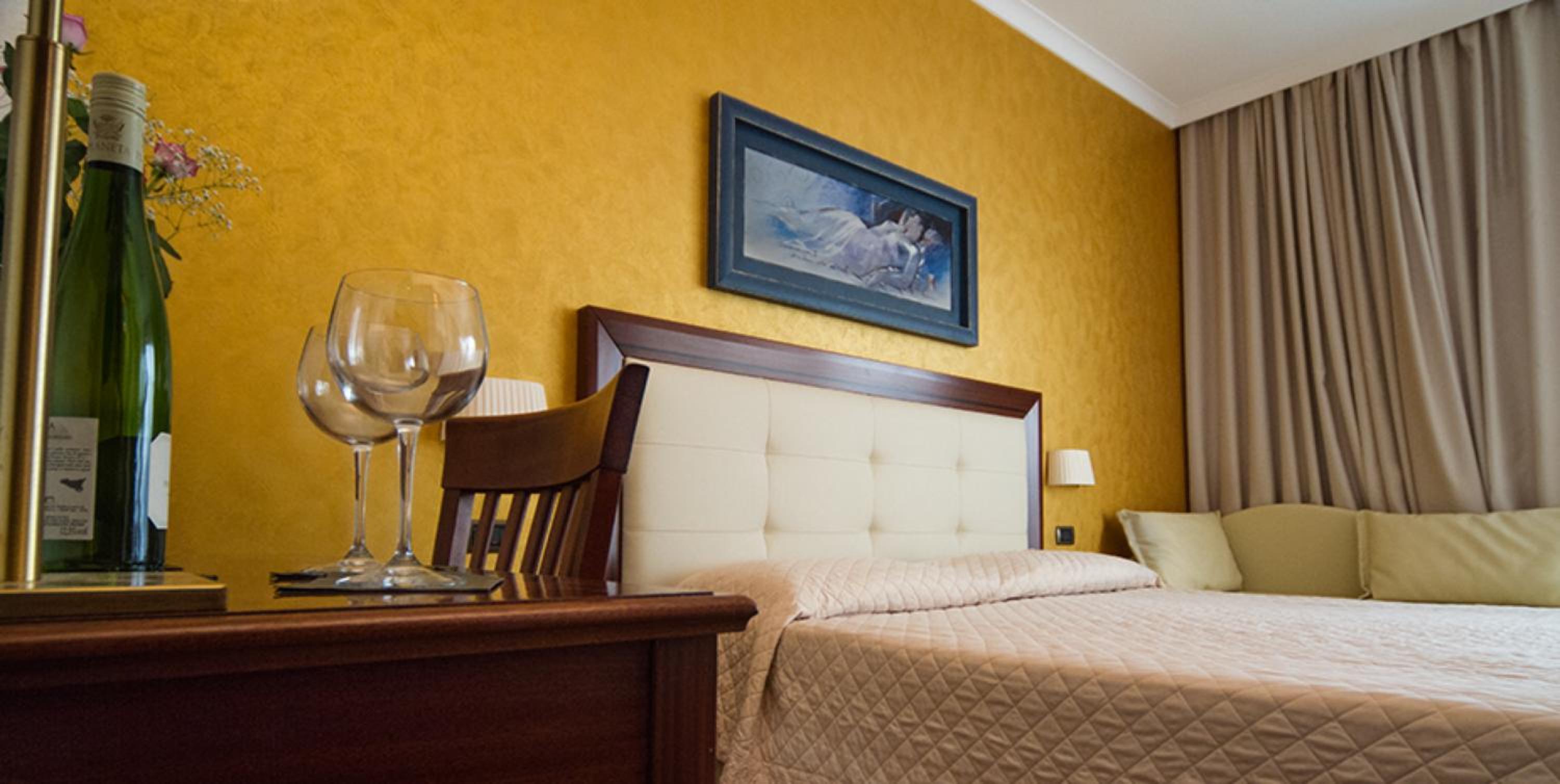 Junior Suite with Balcony - Photo 4
