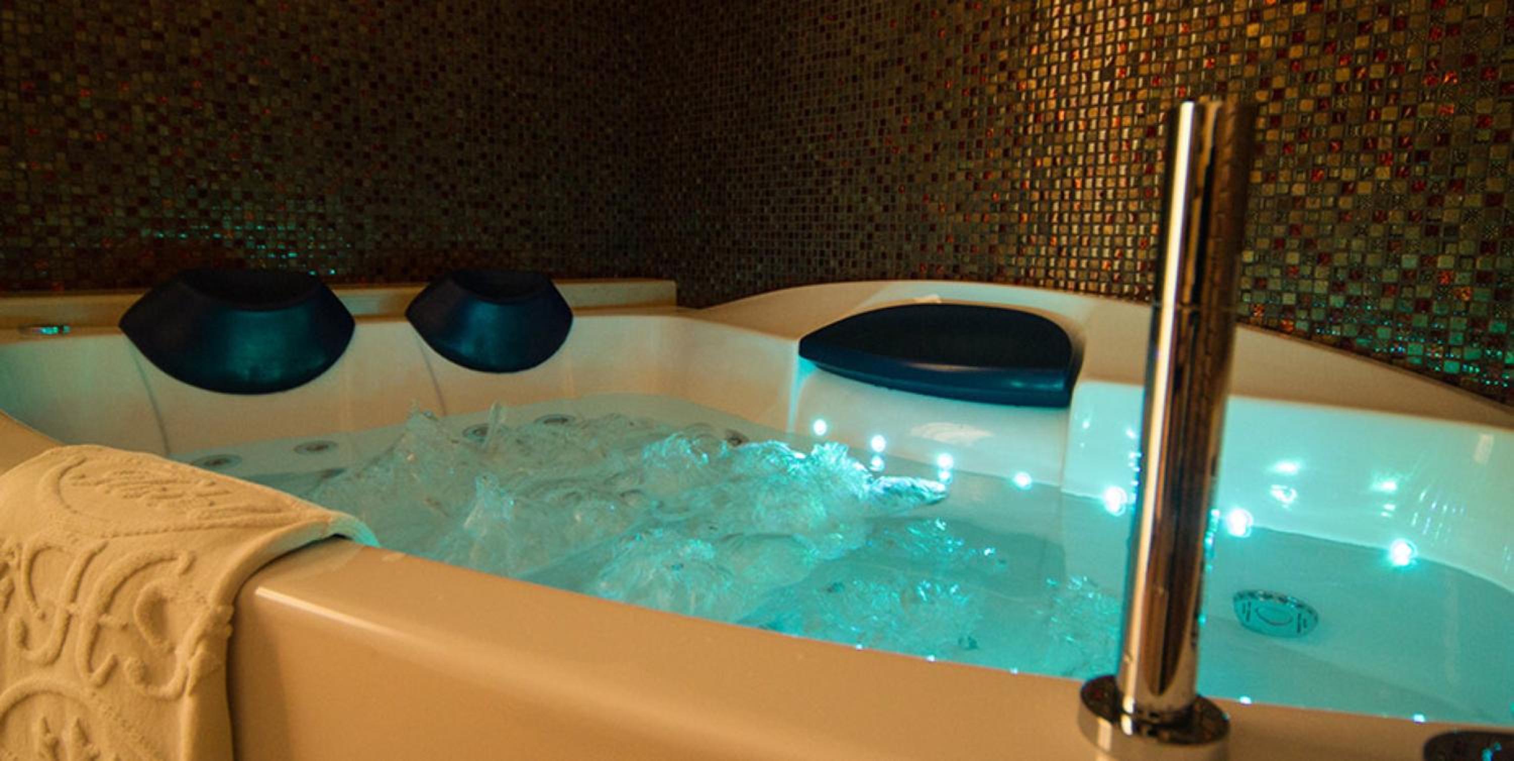 Suite with Spa Bath - Photo 10