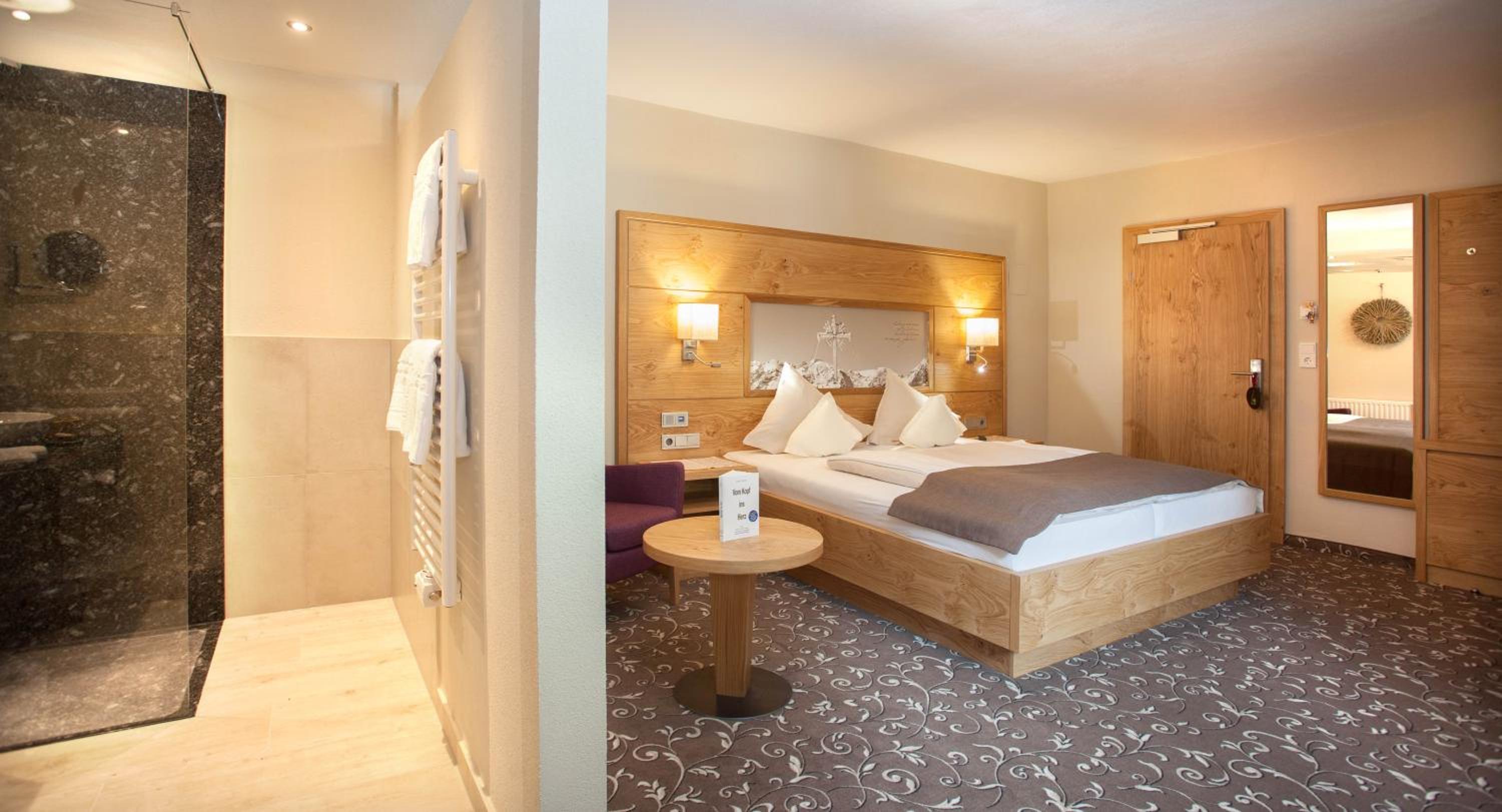 Deluxe Double Room with Balcony - Photo 11