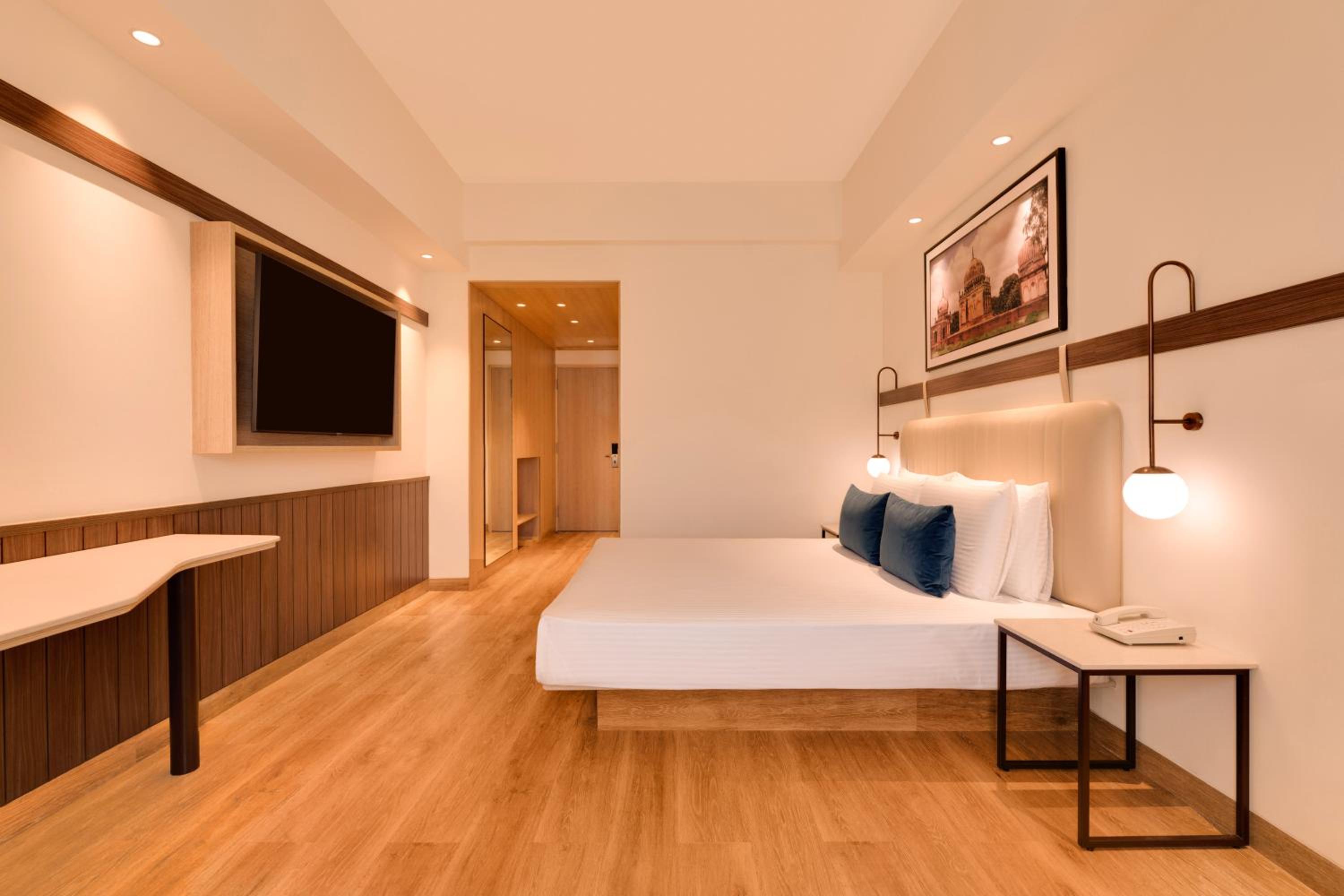 Deluxe Room  (20% off on session of Spa ,Enjoy Happy Hours with 1+1 offer and 10% Off on Laundry service) - Photo 1