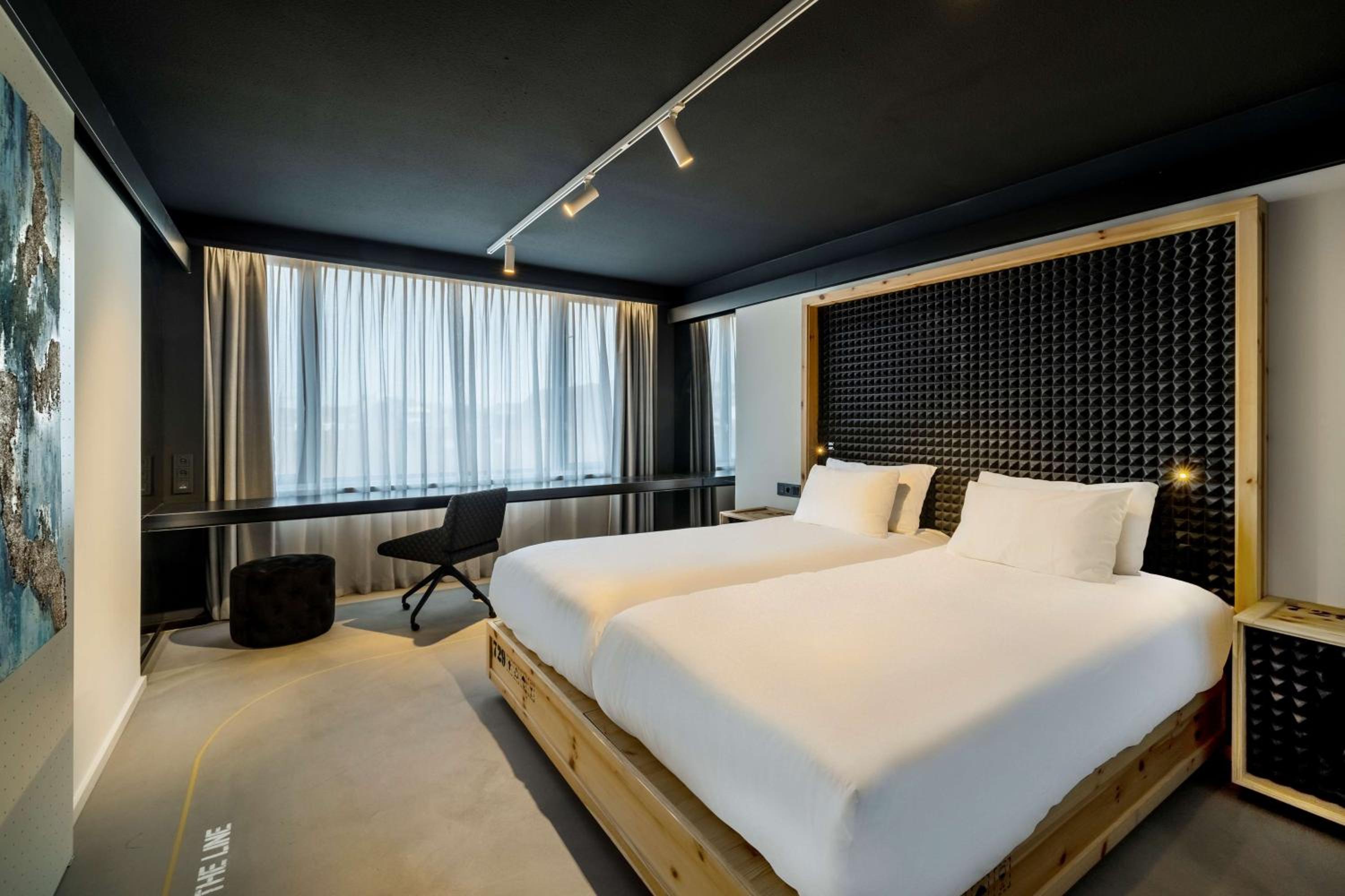 Nhow Familiy Connecting Room (3 Adults + 1 Child)