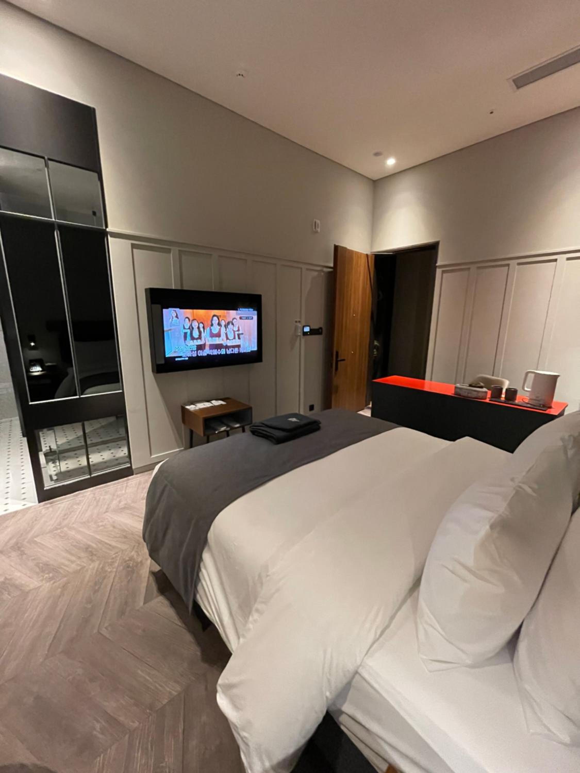 Suite Room- More than 7 nights, 2 times of room cleaning service per week - Photo 3