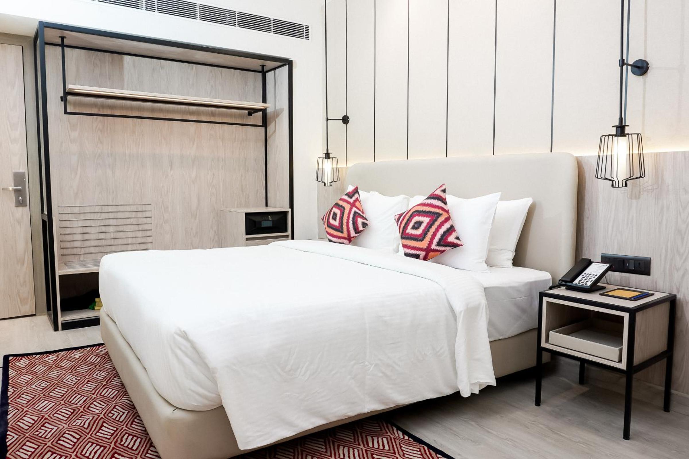 Executive King Room - Premium Wing with 20% discount on Food, Spa, Beverages and Laundry | 1+1 IMFL from 3pm to 7pm - Photo 3