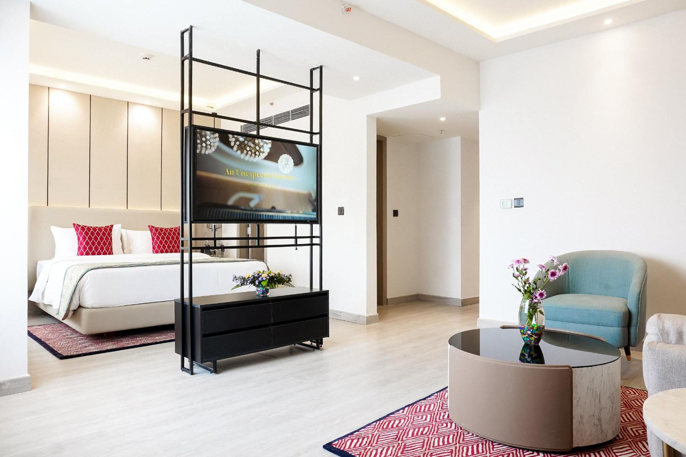 Junior King Suite with Premium Wing and 20% discount on Food, Spa, Beverages and Laundry | 1+1 IMFL from 3pm to 7pm - Photo 2