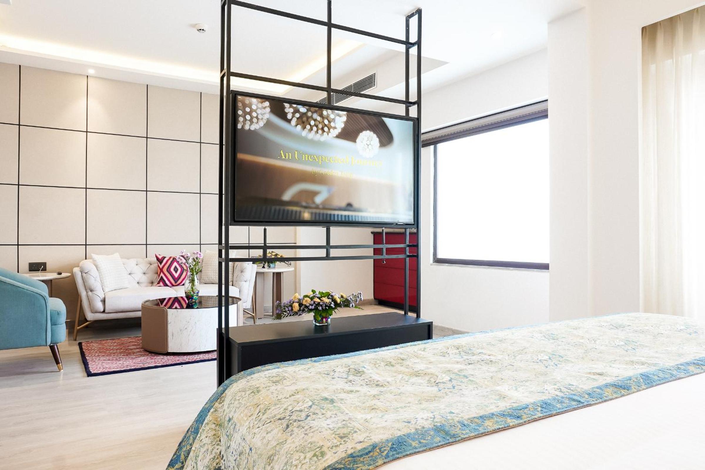 Junior King Suite with Premium Wing and 20% discount on Food, Spa, Beverages and Laundry | 1+1 IMFL from 3pm to 7pm - Photo 3