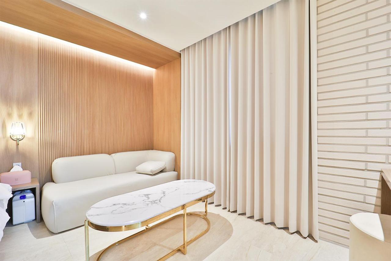 Premium Pretty Party Room - Photo 5