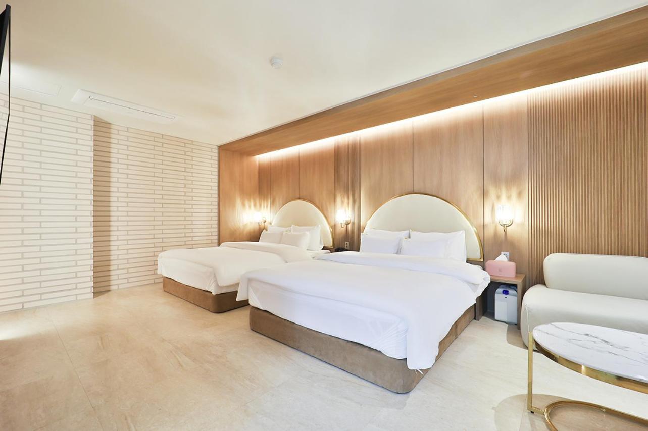 Premium Pretty Party Room - Photo 7