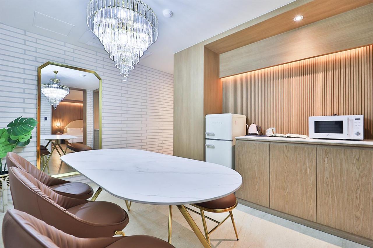 Premium Pretty Party Room - Photo 8