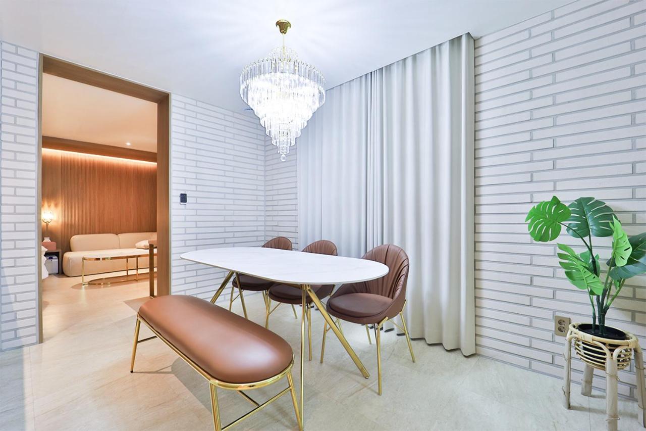Premium Pretty Party Room - Photo 1