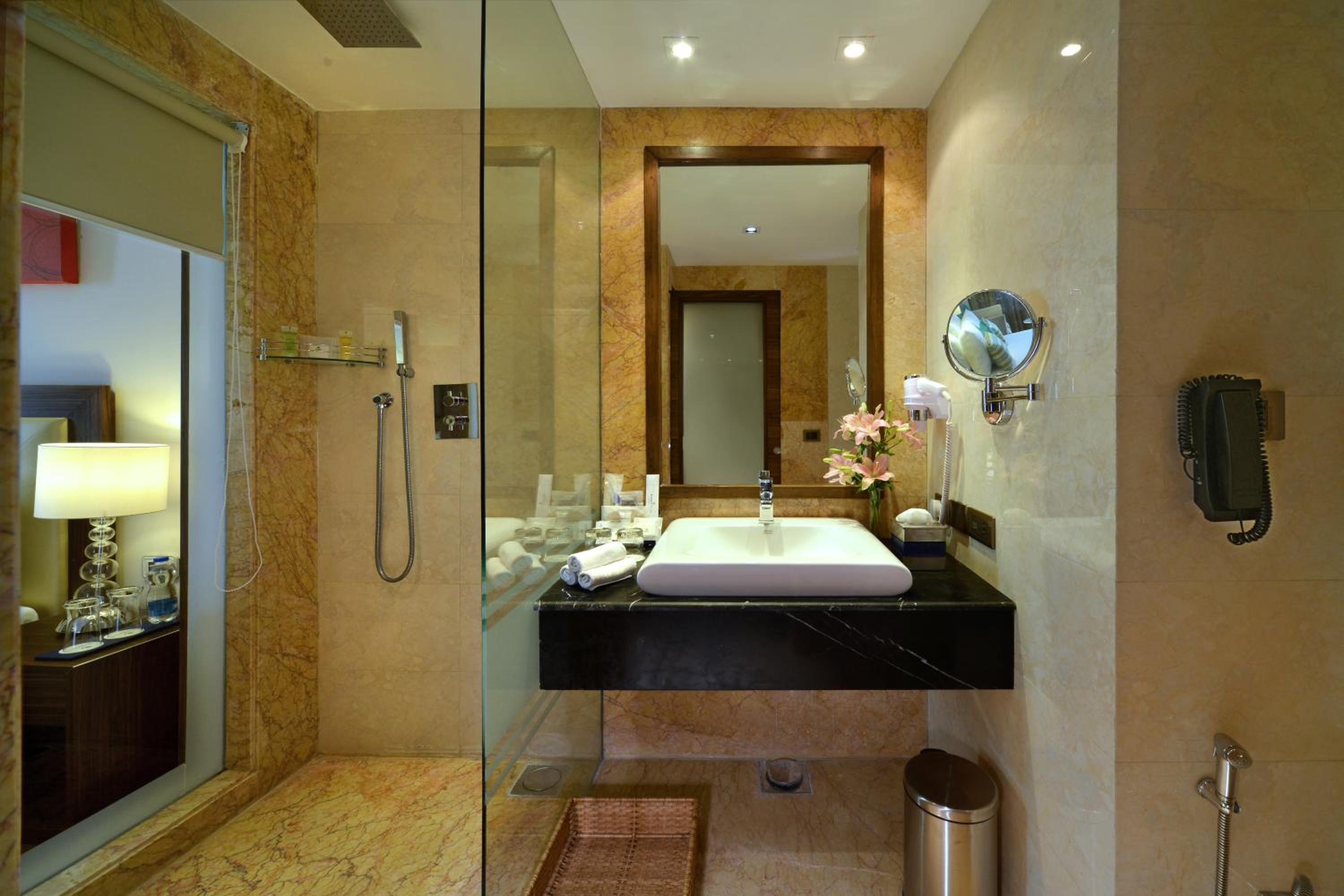 Club King Room with 20% discount on Food, Spa, Beverages and Laundry | 1+1 IMFL from 3pm to 7pm - Photo 3